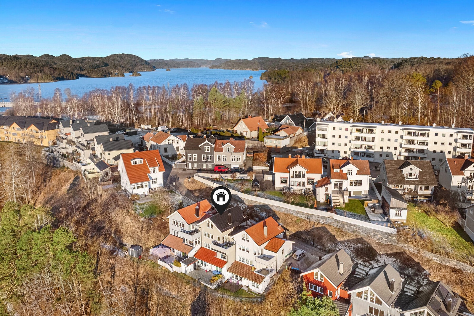 En romslig og familievennlig bolig over tre etasjer, med flott utsikt og en sentral beliggenhet. Galleribilde