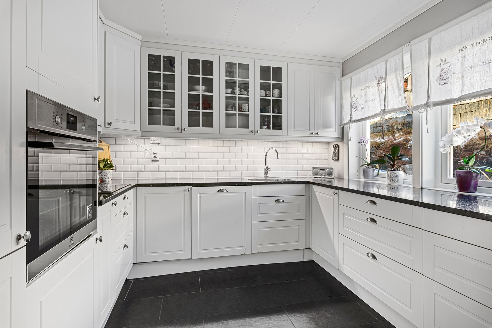 Kjøkkenet ligger i en egen sone, men har likevel en naturlig tilknytning til stuen. Innredningen er tidløs og pen, med gode arbeidsflater. Galleribilde