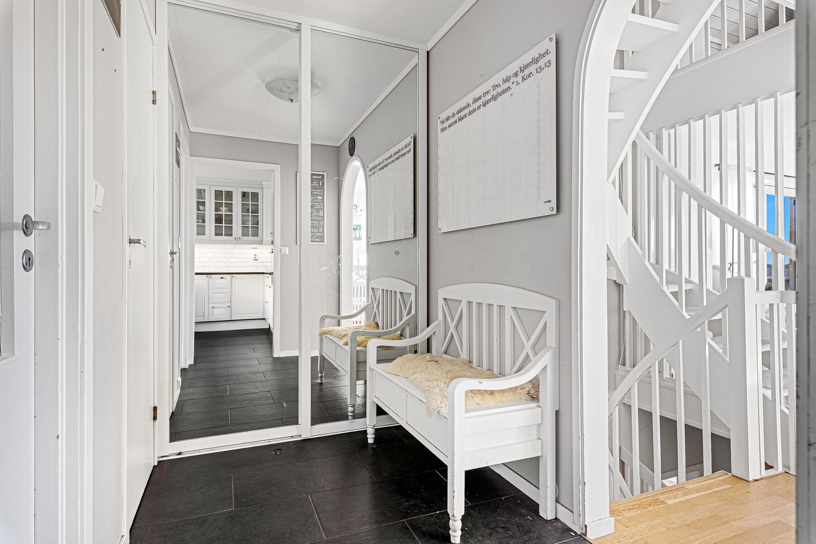 Gang mellom stue og kjøkken, med skyvedørsgarderobe som gir plass til å henge fra seg ytterklær. Galleribilde