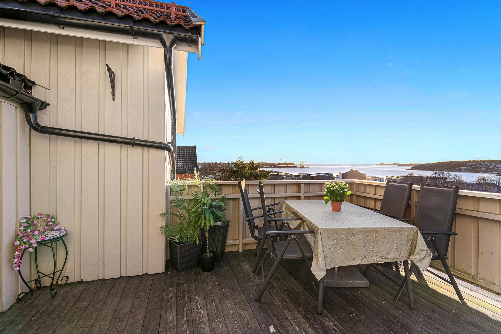 Fra stuen er det utgang til en sydvestvendt veranda med gode solforhold og flott utsikt. Galleribilde