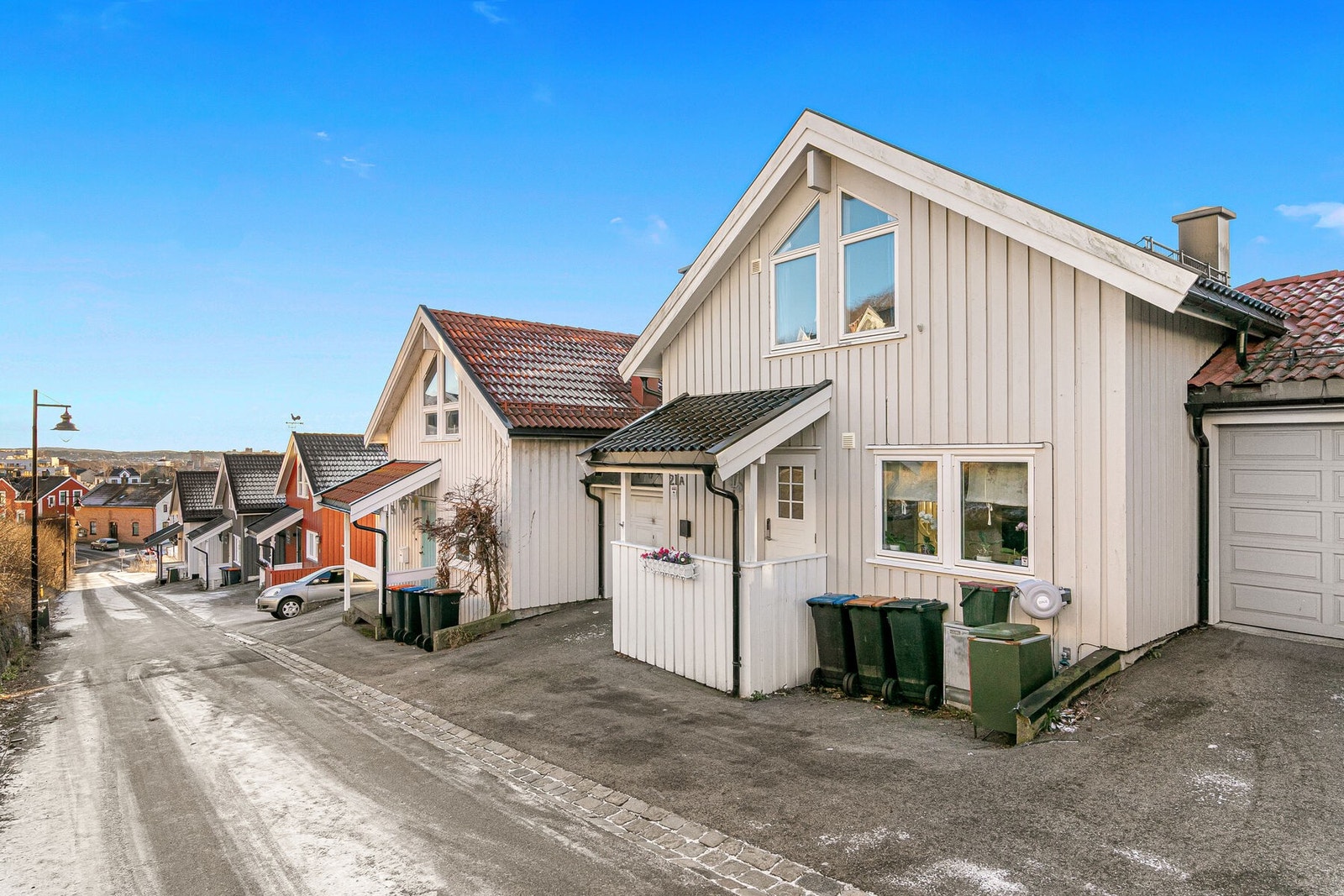 Parkering i egen garasje vegg-i-vegg med boligen, i tillegg til mulighet for parkering utenfor boligen på sameiets fellestomt. Galleribilde