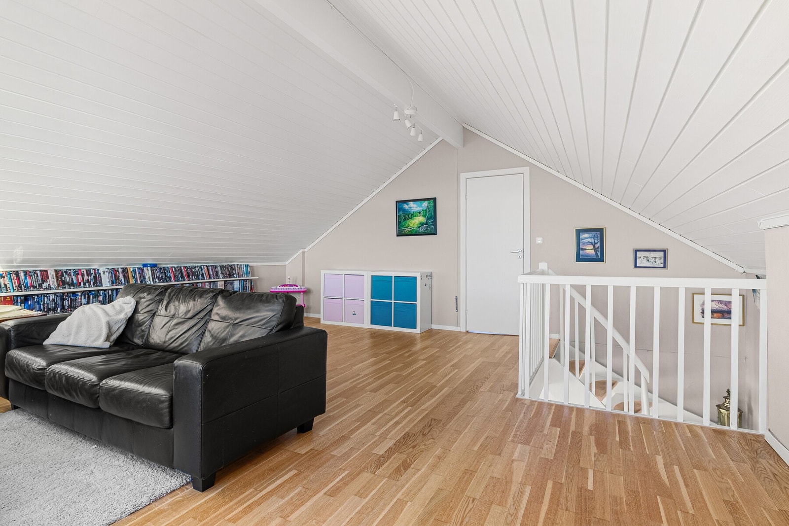 Et luftig oppholdsrom med flere møbleringsmuligheter. Galleribilde