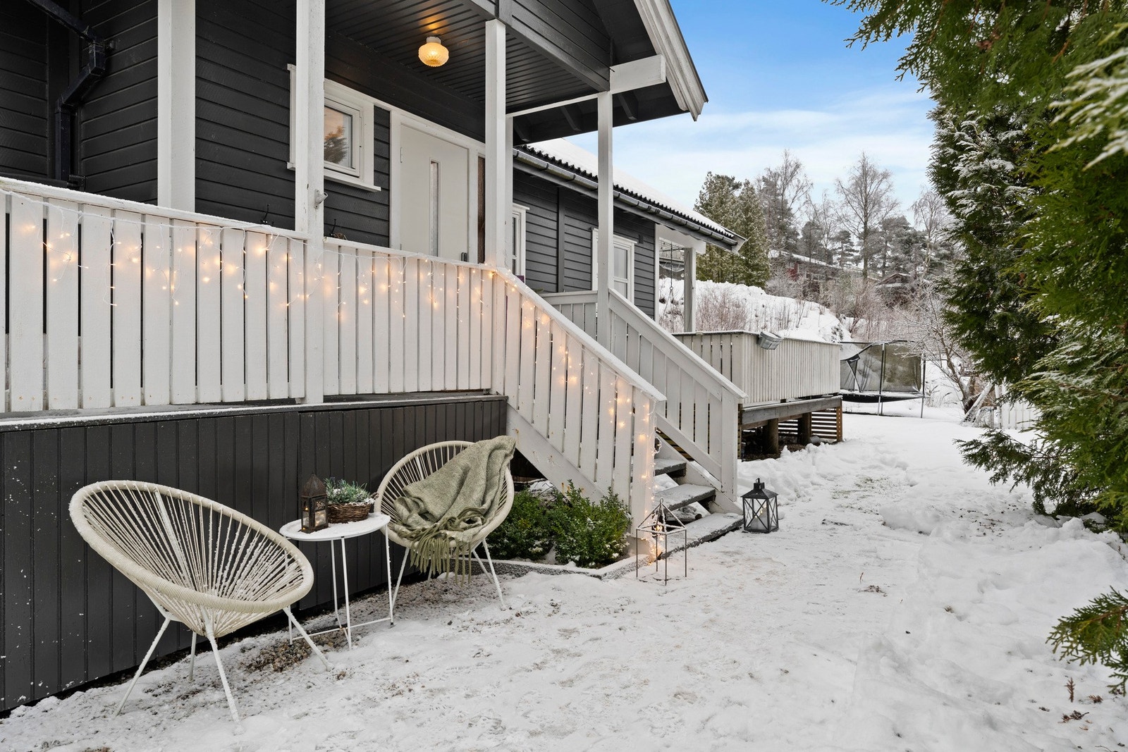 Pent opparbeidet inngangsparti som leder inn i boligens hoveddel. Galleribilde