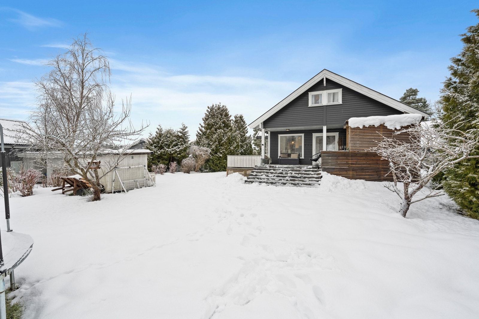 Eiendommen ligger på en stor, solrik tomt med flott hage, gode uteplasser. Galleribilde