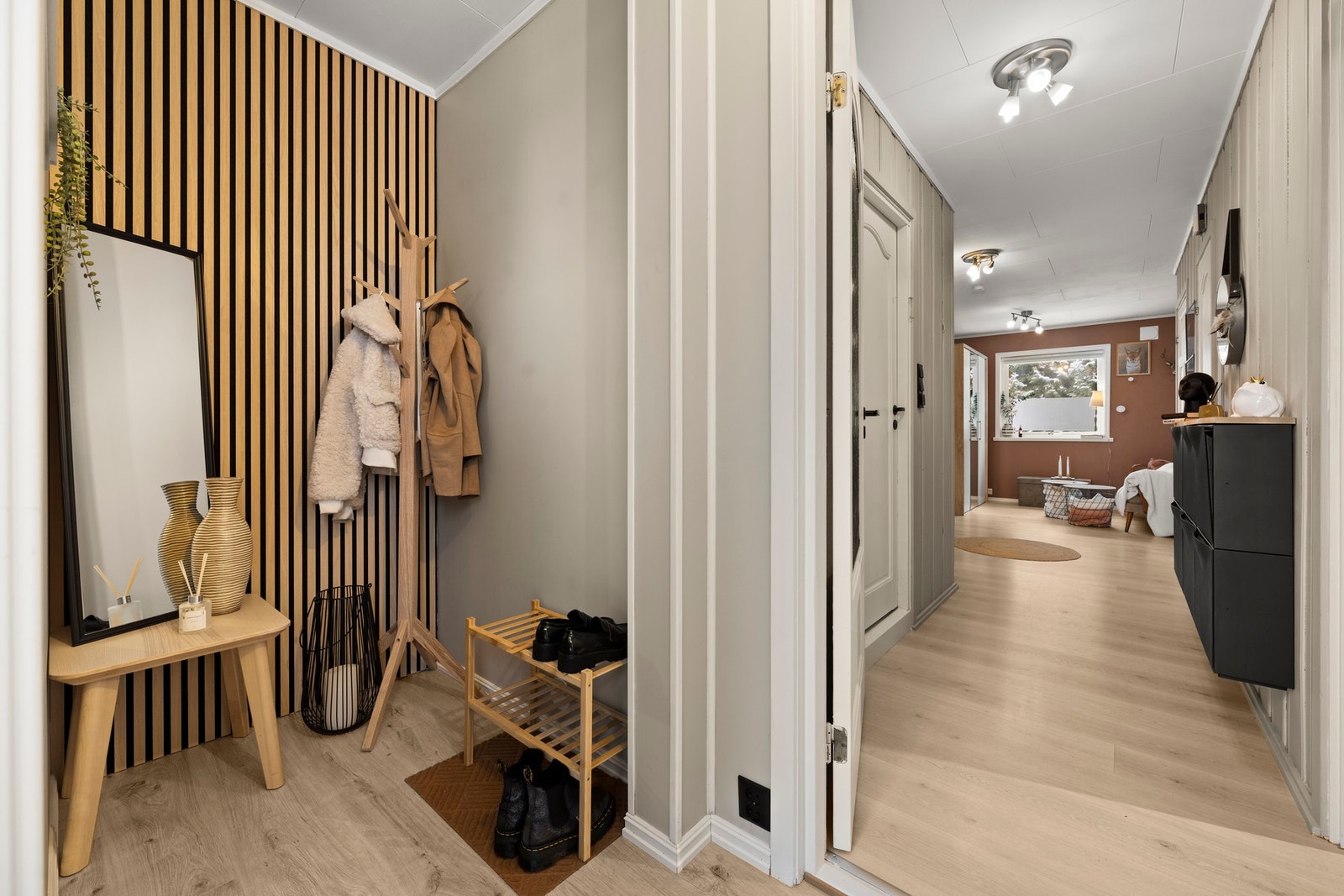 Boligen ønskes velkommen via en romslig og innbydende entré med god plass til garderobeløsninger og praktisk oppbevaring. Galleribilde