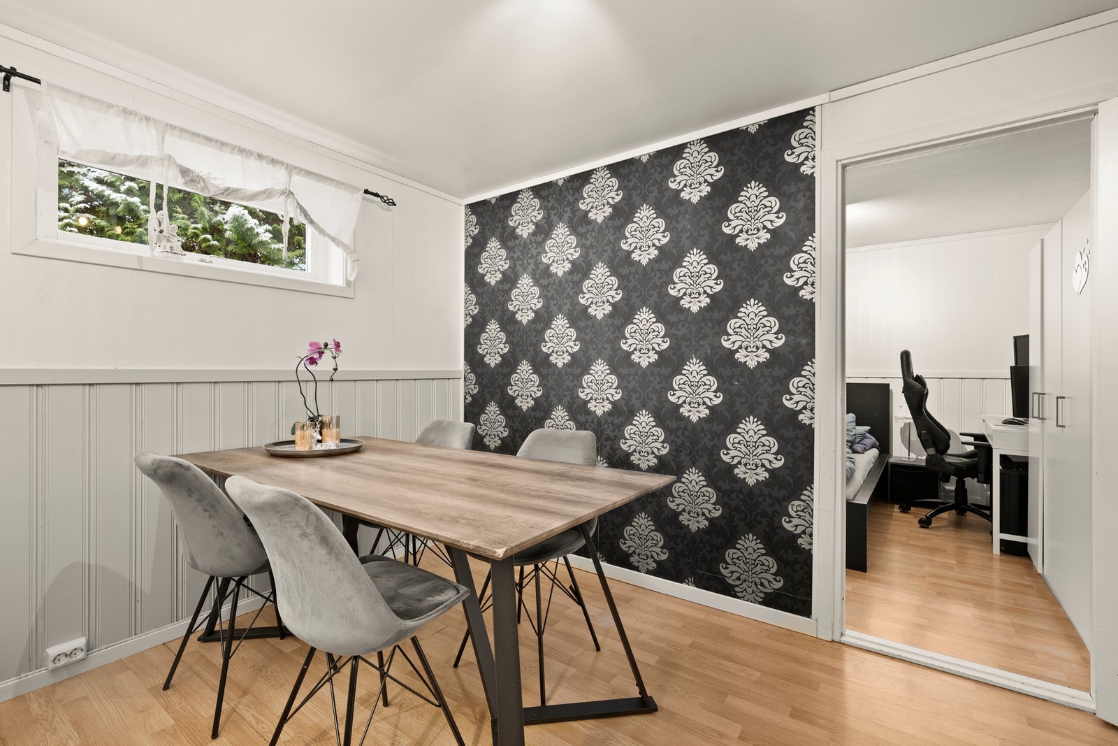 Leiligheten er i dag utleid for kr 9.000,- per måned. Det foreligger mulighet for videreføring av leieforholdet, noe som gir kjøper en attraktiv og forutsigbar tilleggsinntekt fra første dag. Galleribilde