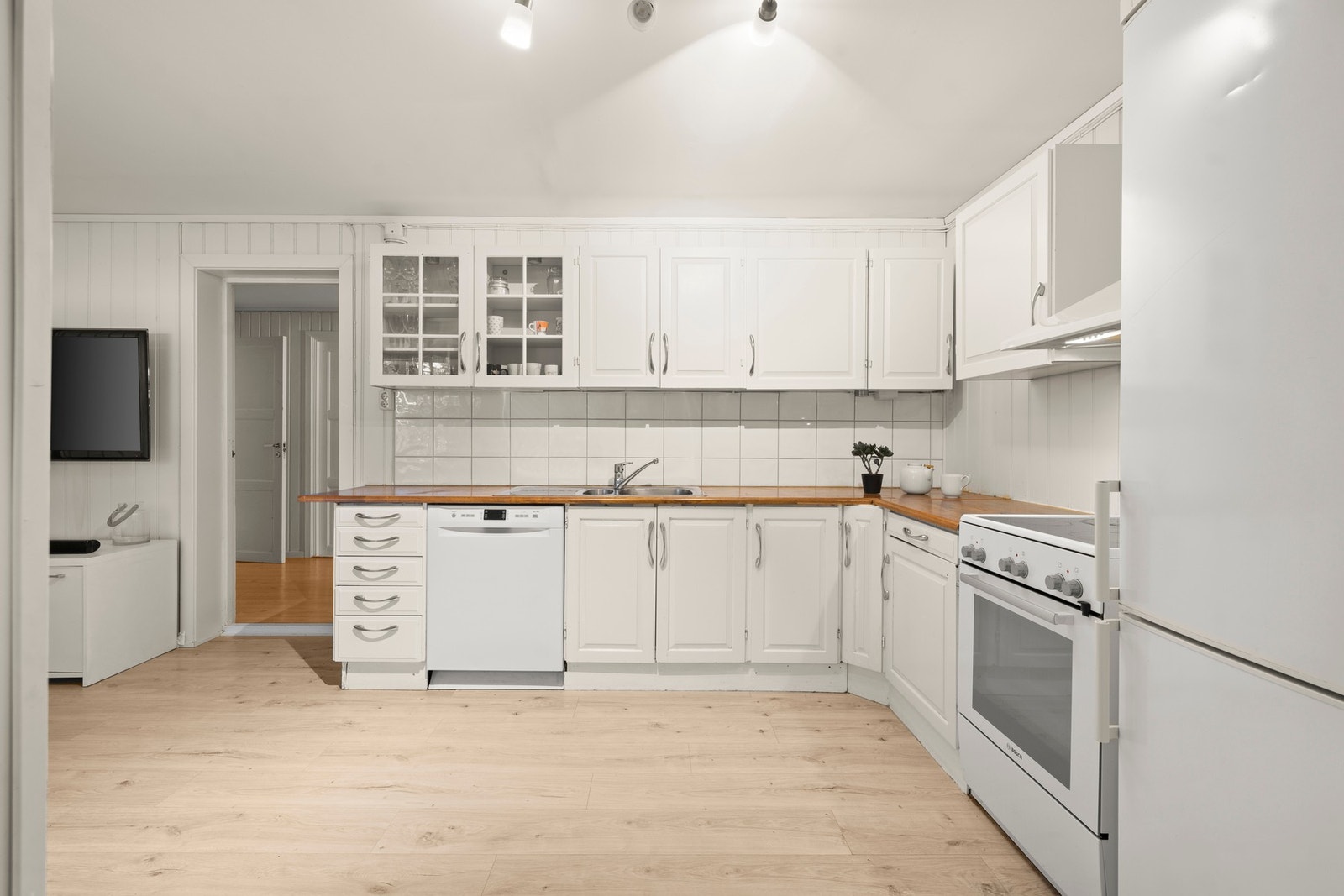 Leiligheten har egen inngang og inneholder stue med kjøkkenløsning, 2 soverom, bad/vaskerom samt tilhørende boder. Galleribilde