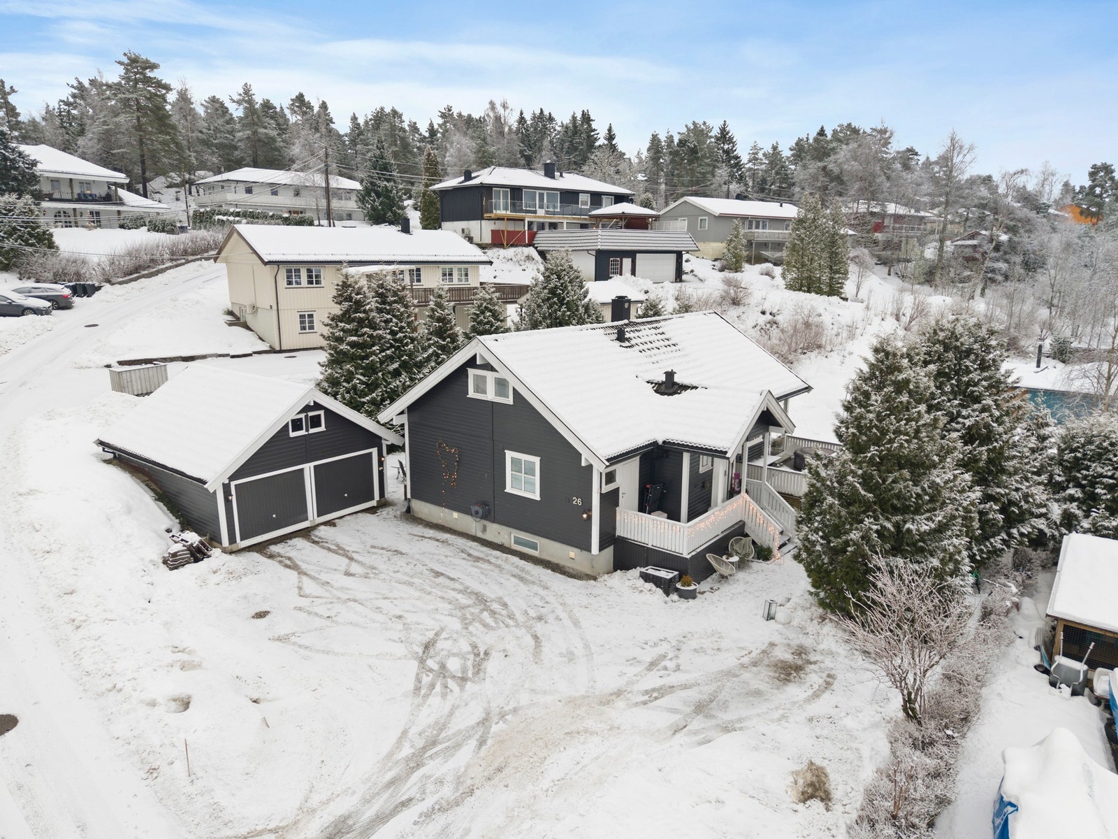 Boligen har en romslig dobbeltgarasje på 38 kvm med hems og bod i bakkant på 4,5 kvm, som gir gode oppbevaringsmuligheter i tillegg til trygg parkering. Galleribilde