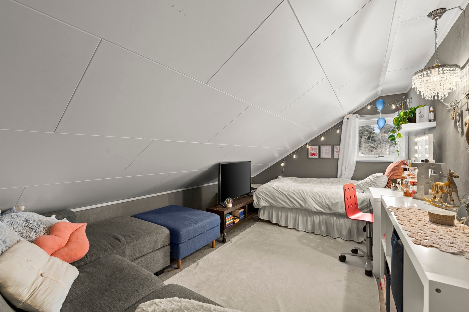 Soverom med plass til seng, oppbevaring og skrivepult (ikke godkjent for varig opphold) Galleribilde