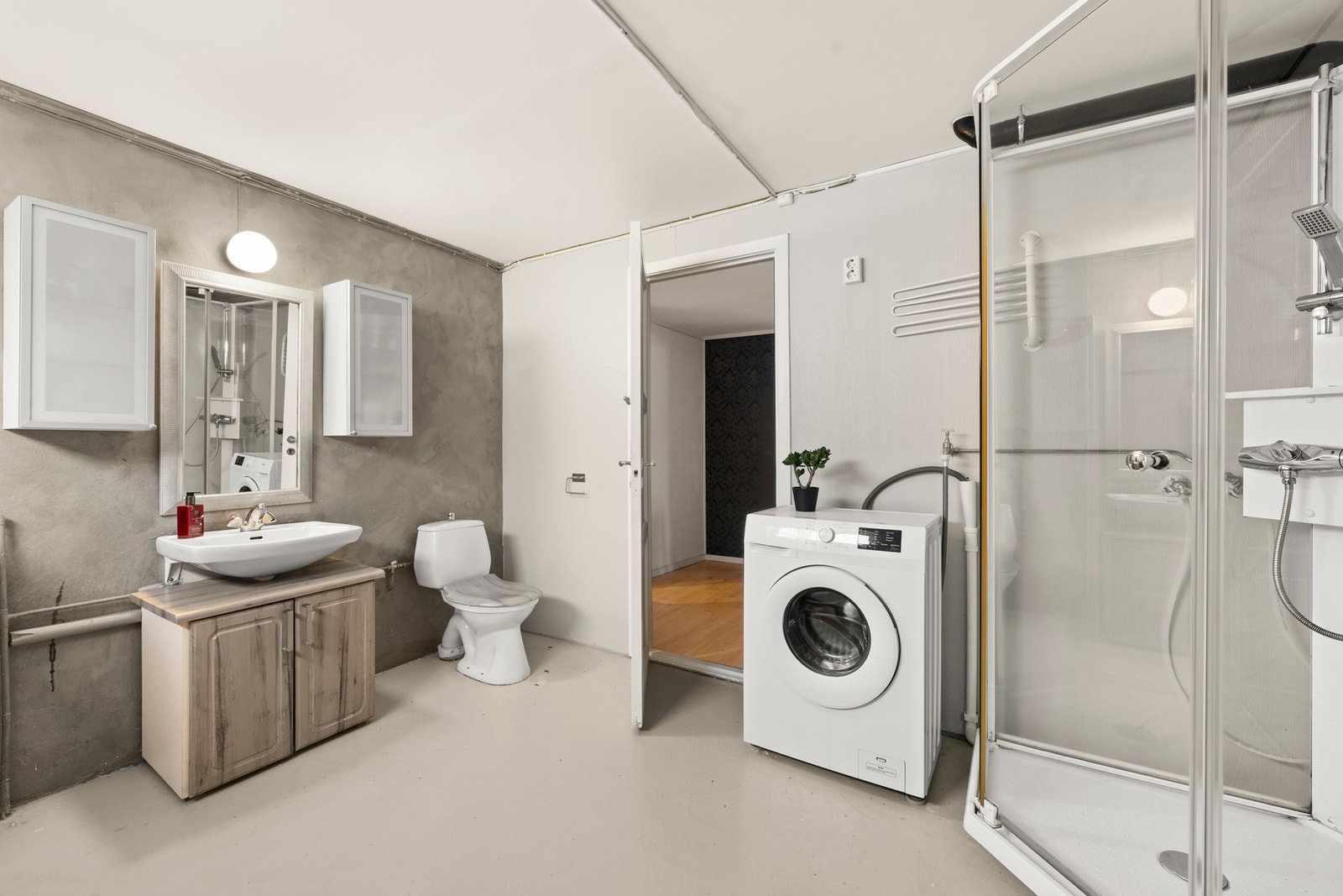 Bad/vaskerom er opprinnelig fra byggeår og har ingen våtromsstandard. Galleribilde