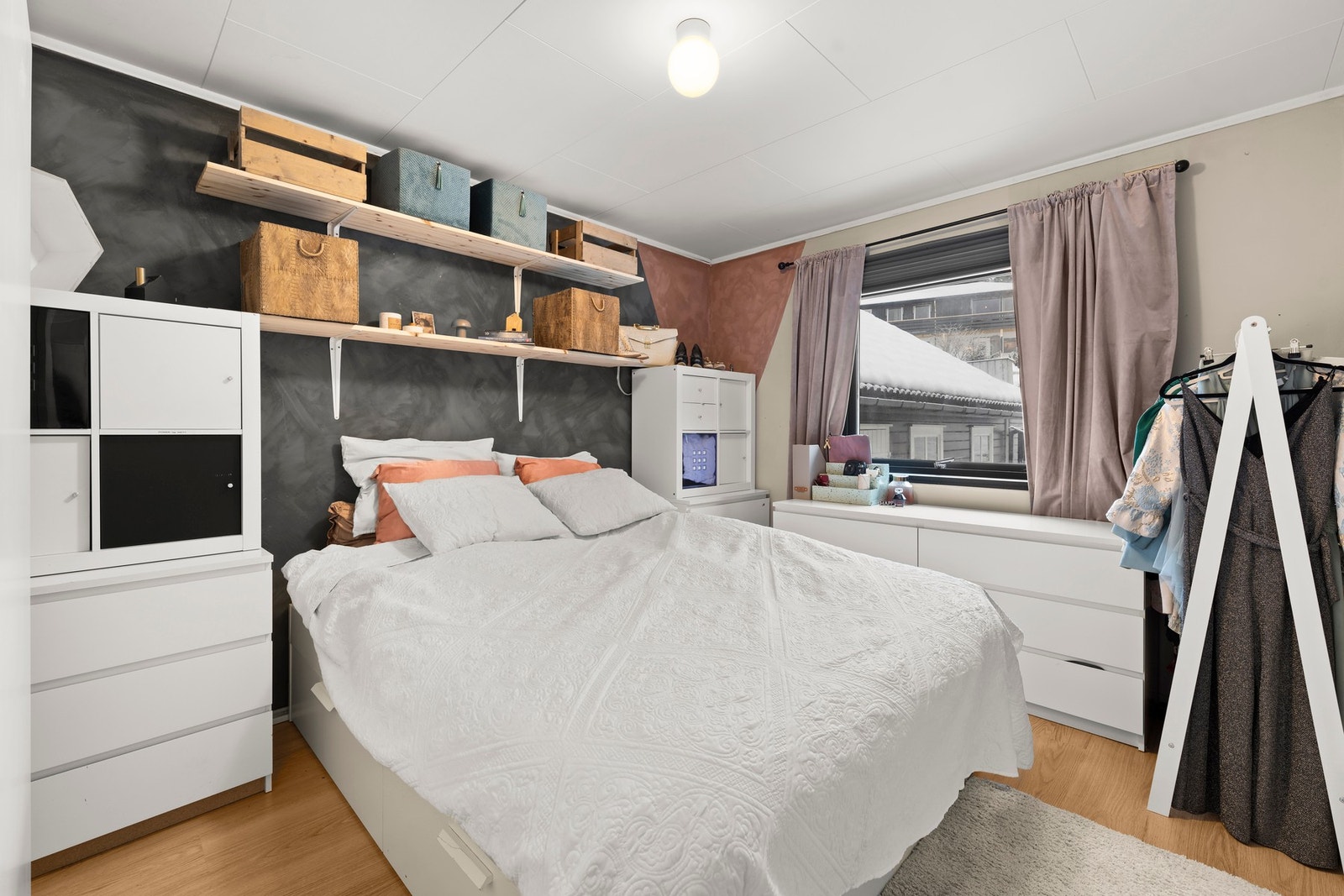 Hovedsoverommet ligger i boligens første etasje og har god plass til dobbeltseng og garderobeskap. Galleribilde