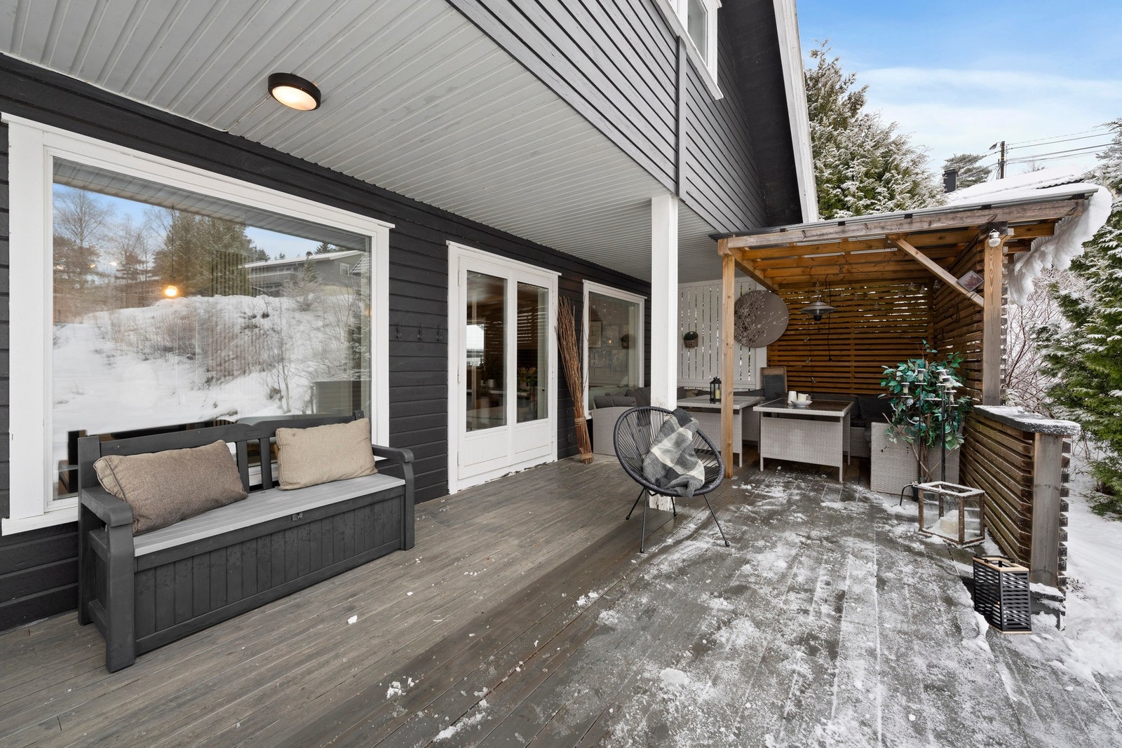 Fra stue er det utgang til terrasse på ca 39 kvm med videre adkomst til hagen. Det er også en terrasse ved inngangspartiet på ca 7,5 kvm. Galleribilde