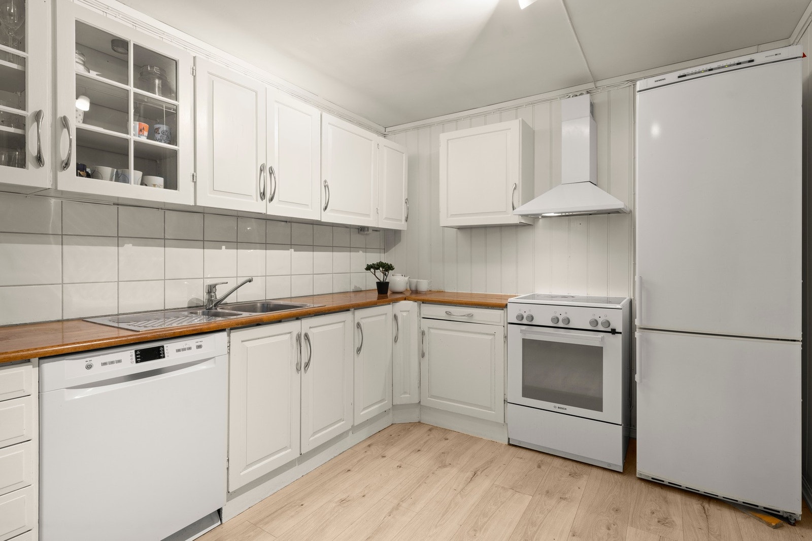 Kjøkkenet ble kjøpt brukt og montert i 2013 opplyser eier, og innredningen er utført med malte profilerte fronter, benkeplater av heltre. Galleribilde