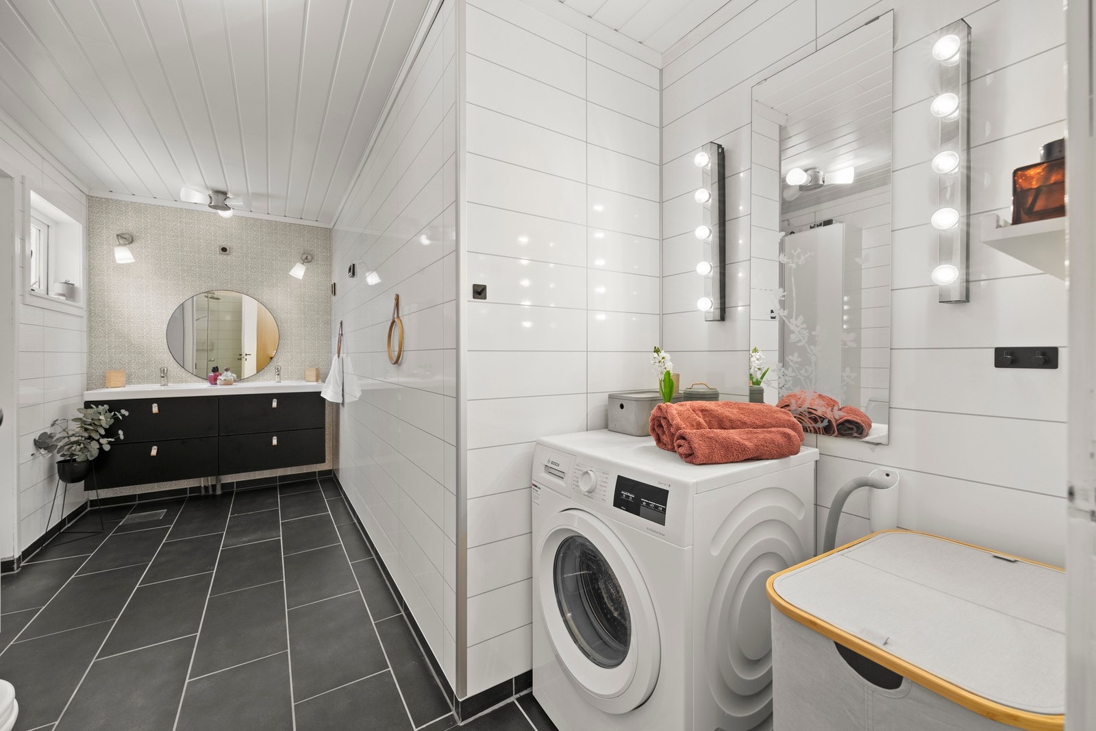 Bad/vaskerommet ble i henhold til tilstandsrapport overflateoppusset i ca. 2010 Galleribilde