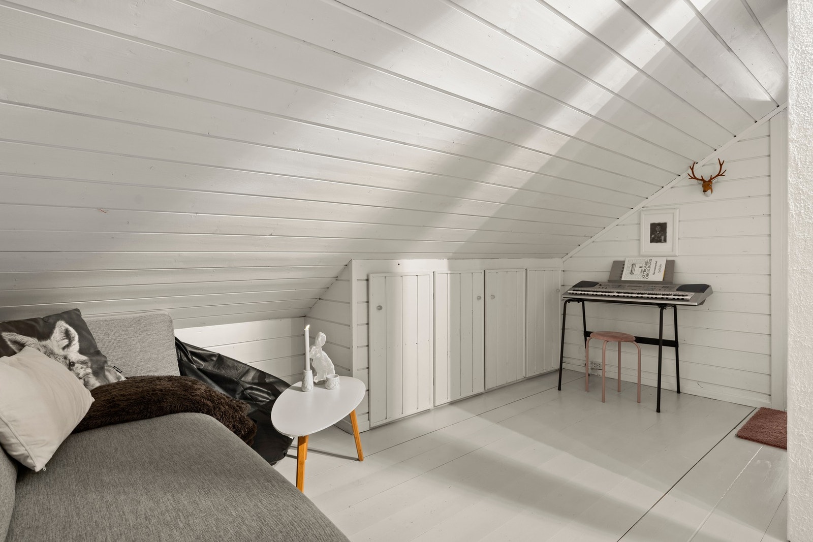 Mellom rommene i 2. etasje er det en fin liten loftstue (ikke godkjent for varig opphold) Galleribilde