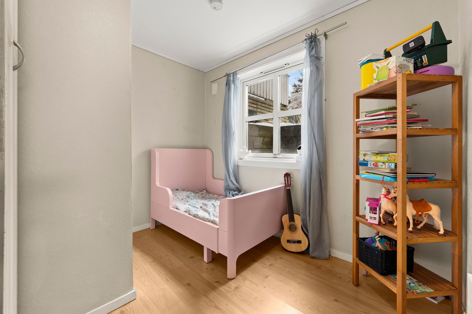 Fint barnerom med pass til det man trenger. Galleribilde