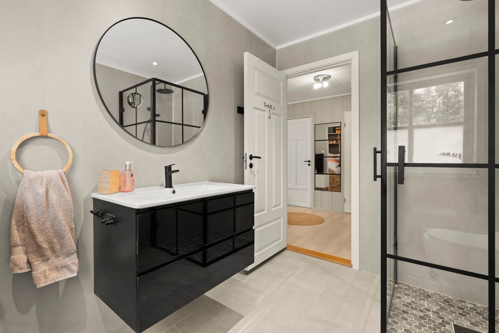 Badet er i henhold til tilstandsrapport ca. 5 år gammelt, og moderne innredet med nedfelt servant, veggmontert toalett og dusjvegger/hjørne. Det er mekanisk avtrekk. Galleribilde