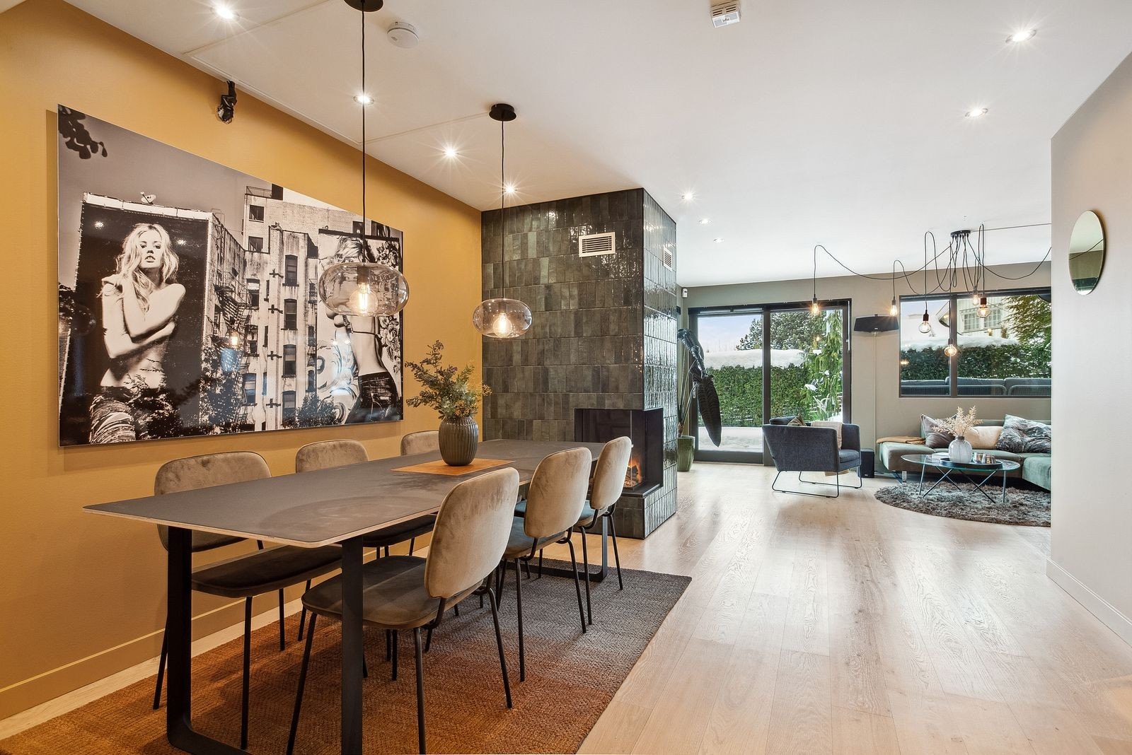 Spisestuen har en naturlig plassering mellom stue og kjøkken. Galleribilde