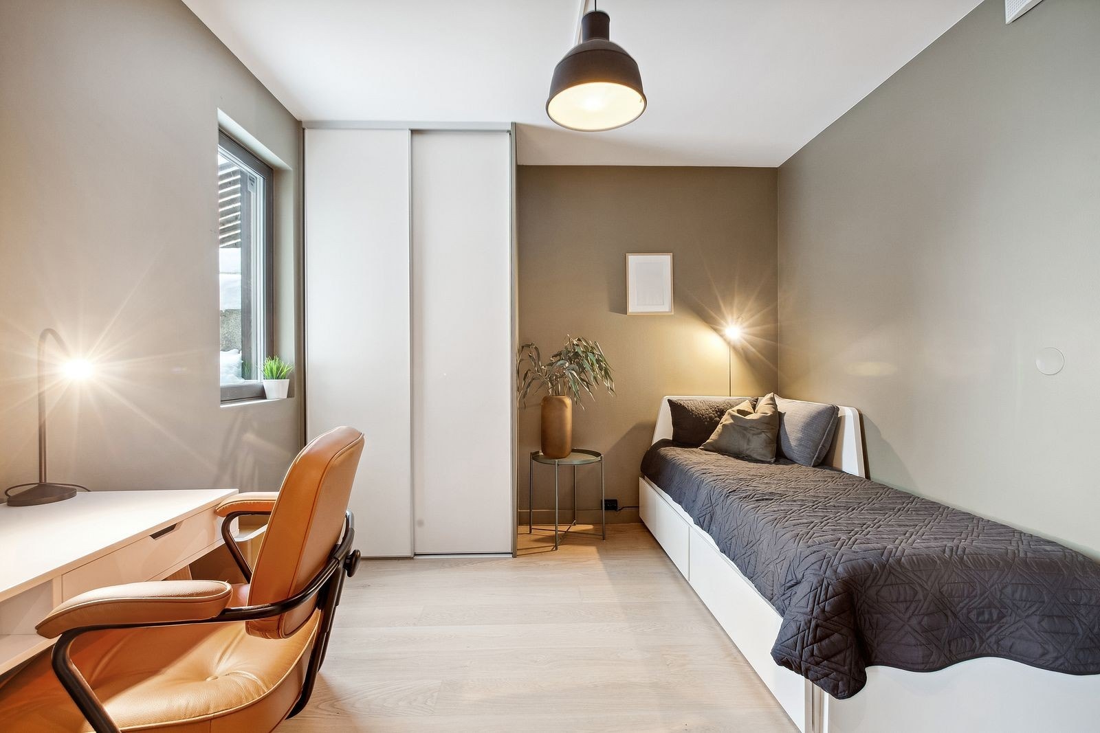 Soverom 2. Egner seg ypperlig som gjesterom og/ eller kontor. Galleribilde