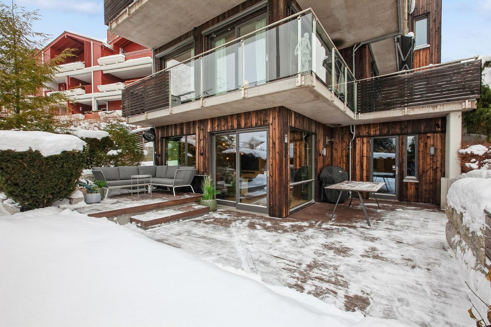 Fra stue og hovedsoverom er det utgang til stor vestvendt terrasse. Galleribilde