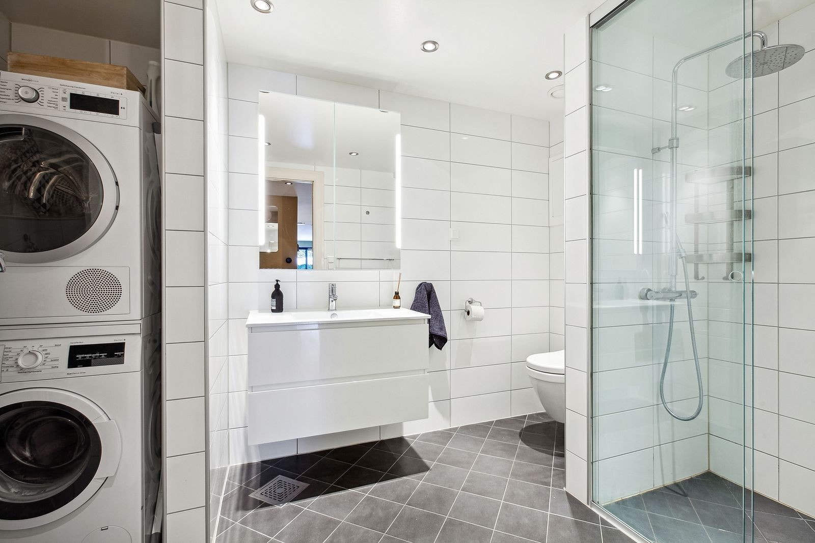 Begge bad har dusj. Vaskemaskin og tørketrommel medfølger. Galleribilde