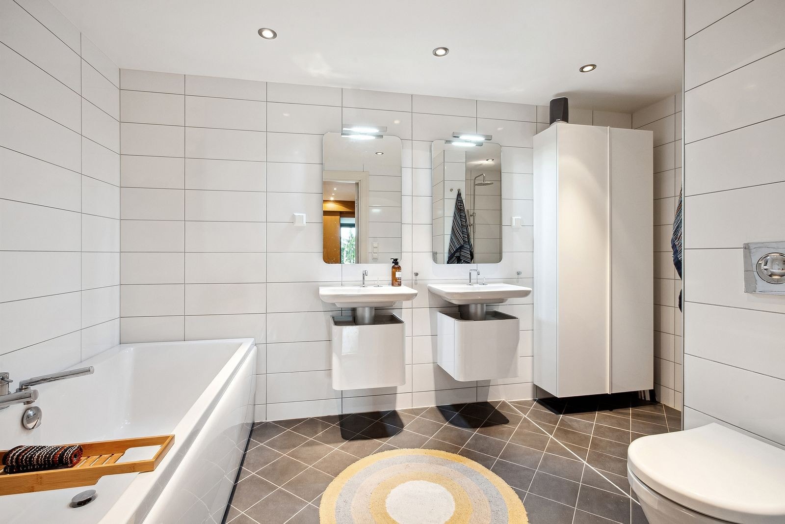 Boligen har to bad, hvorav ett har badekar. Galleribilde