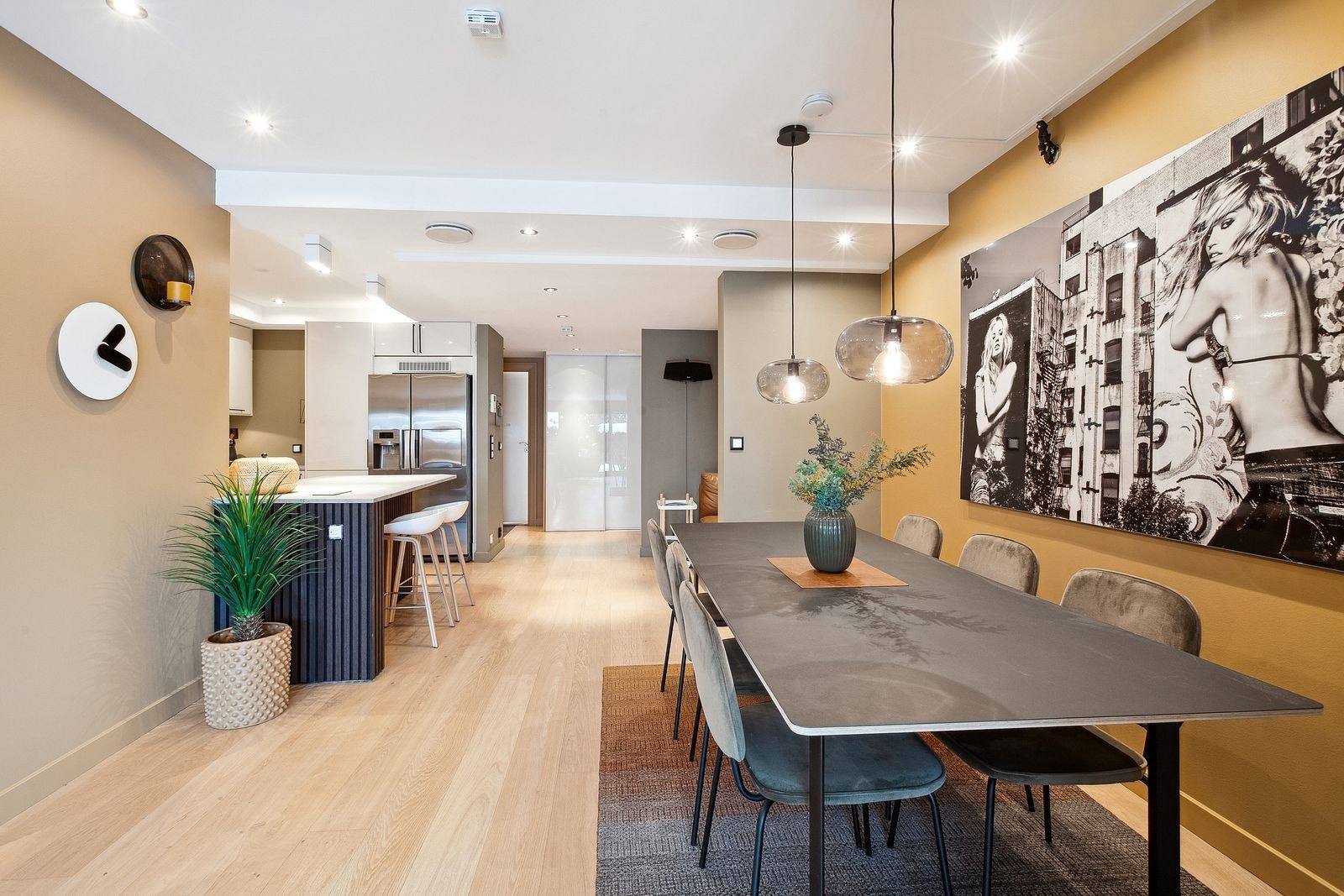 Boligen har en god planløsning som gir rom for flere naturlige soner. Galleribilde