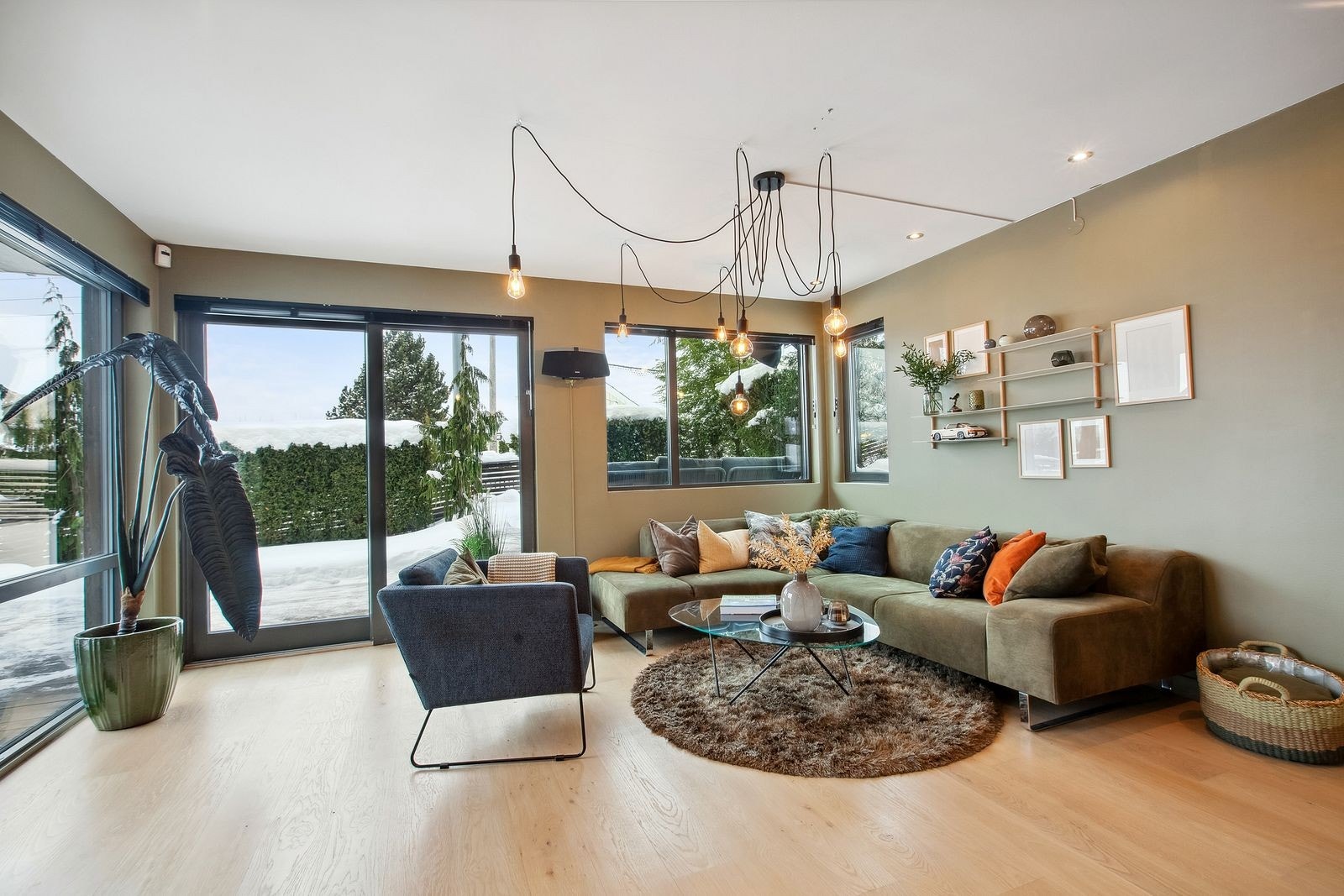 Lys og flott stue med store vindusflater. Galleribilde