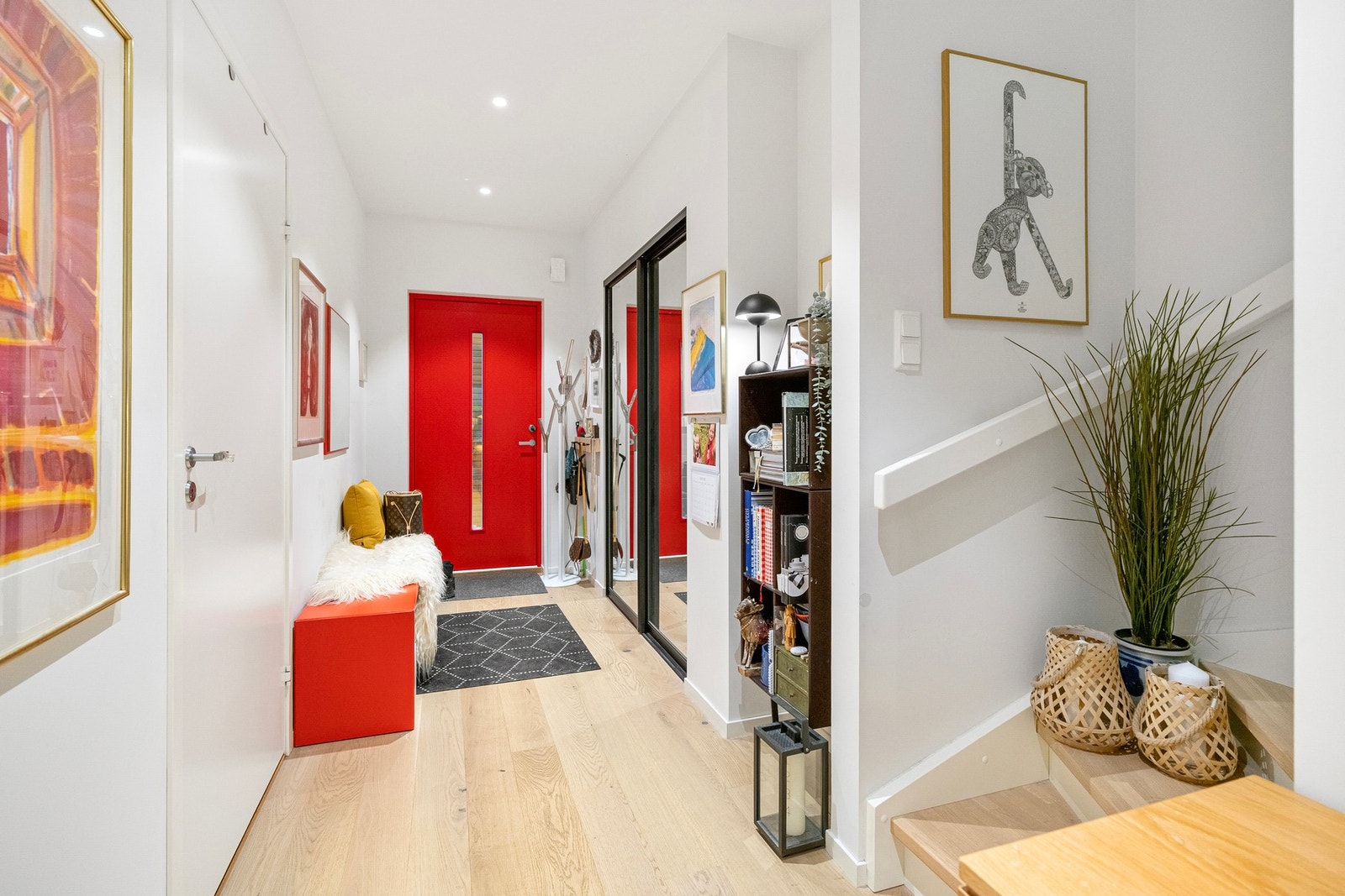 Inngangspartiet er romslig med et praktisk garderobeskap til yttertøy. Galleribilde