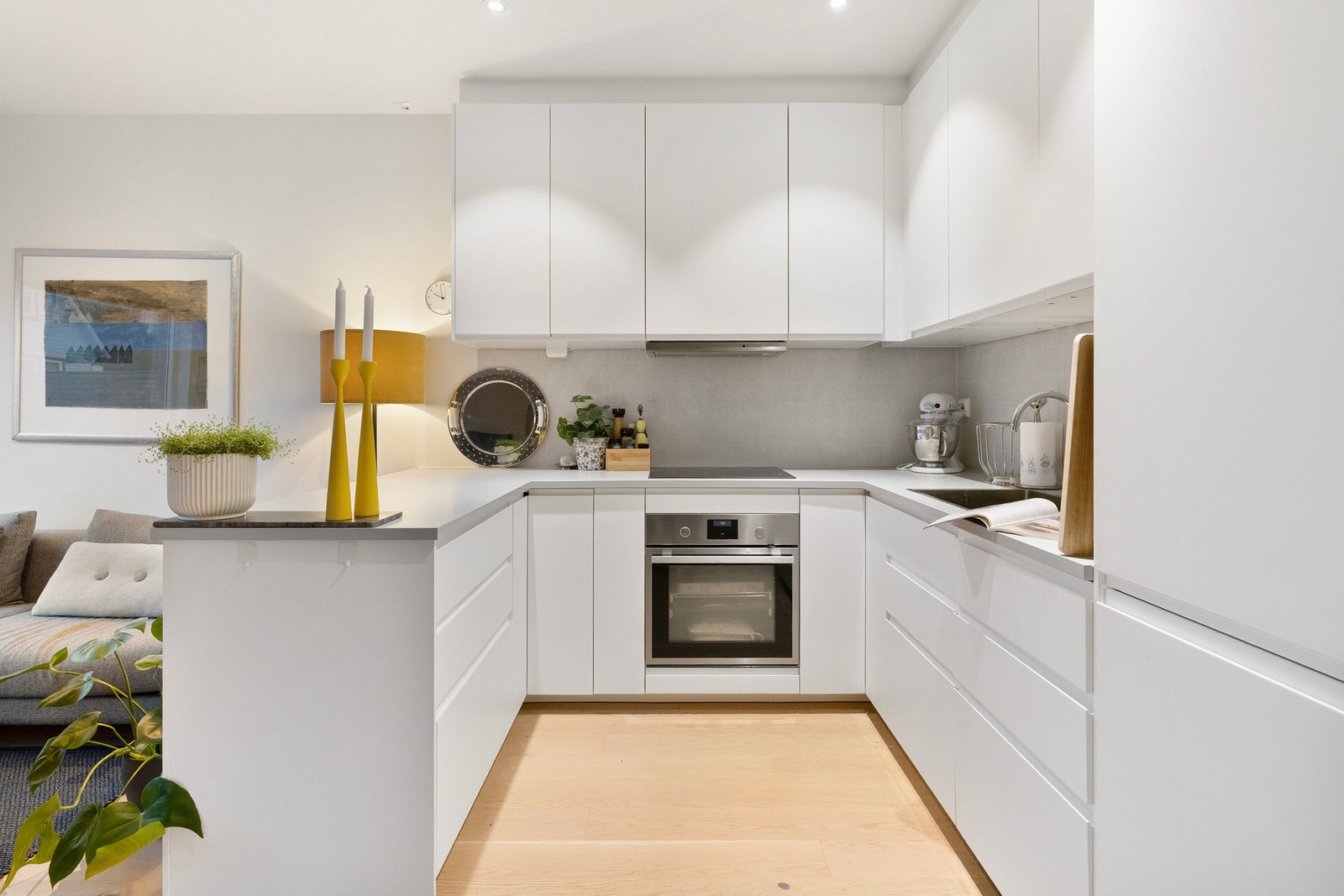 Benkeplate er av laminat og kjøkkenventilator med avtrekk ut. Galleribilde