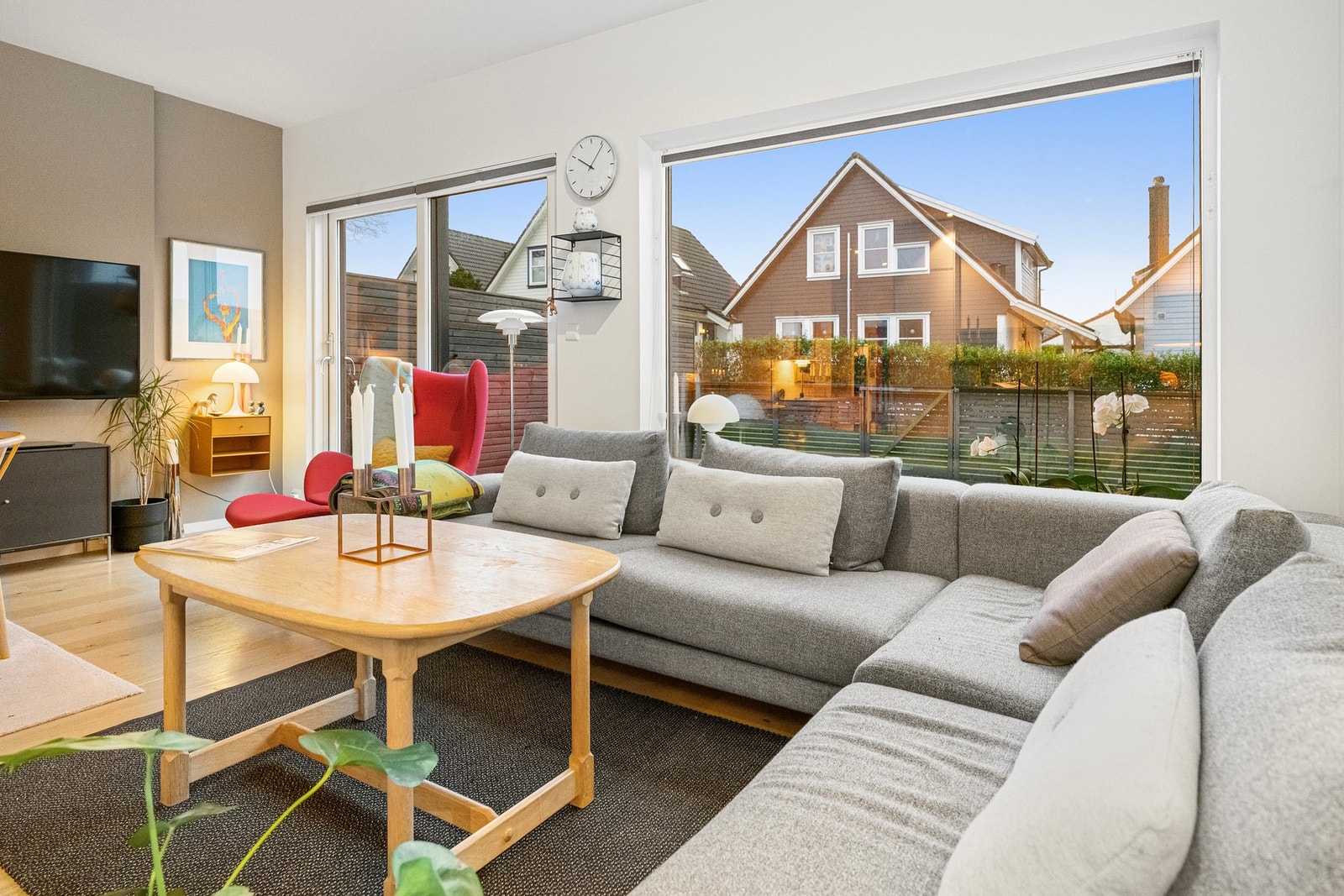 Store vindusflater slipper inn rikelig med dagslys, og fra stuen er det direkte utgang til terrasse og hage. Galleribilde