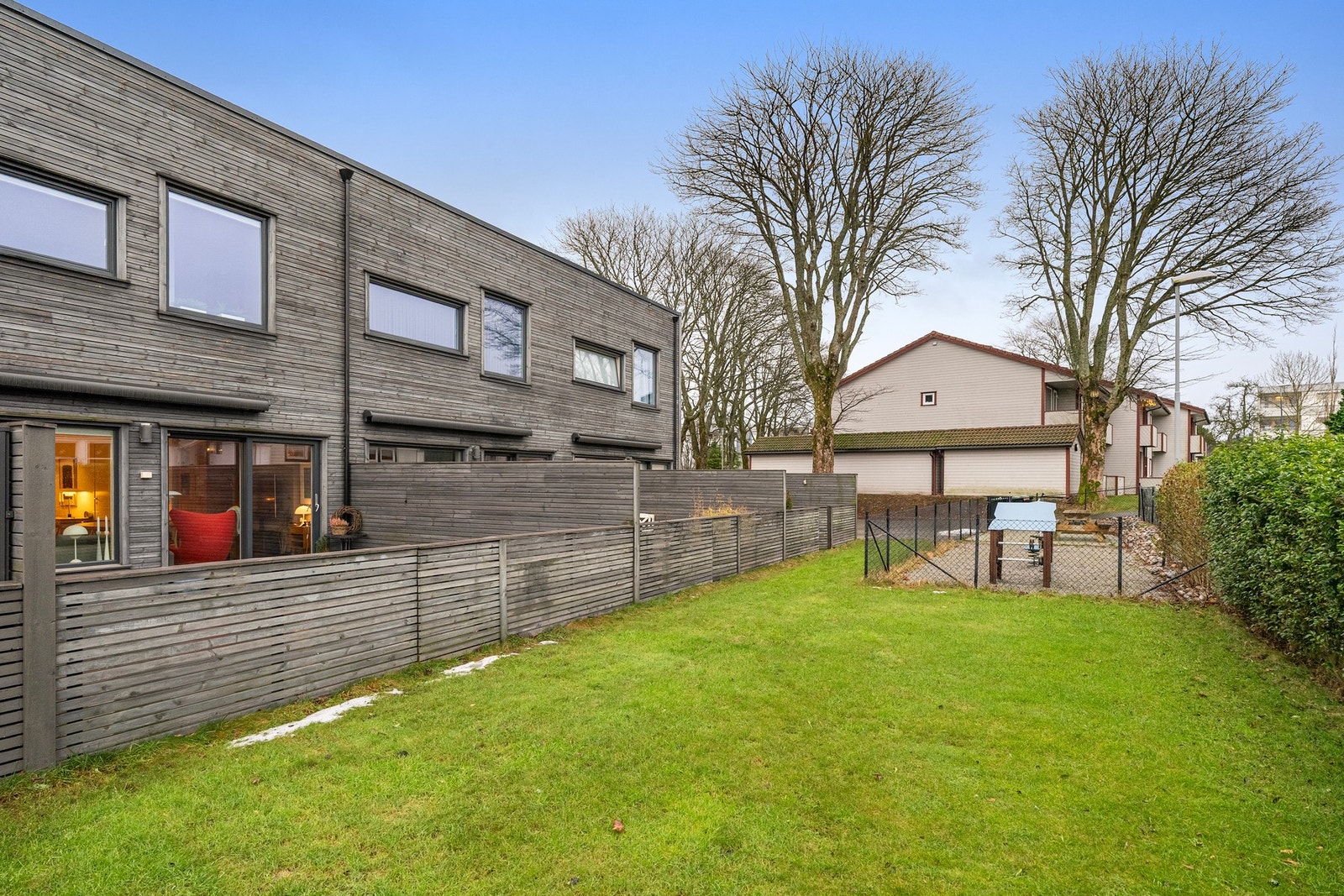 Moderne rekkehus med privat hage og terrasse, beliggende i et rolig nabolag med nærhet til natur og fasiliteter. Galleribilde