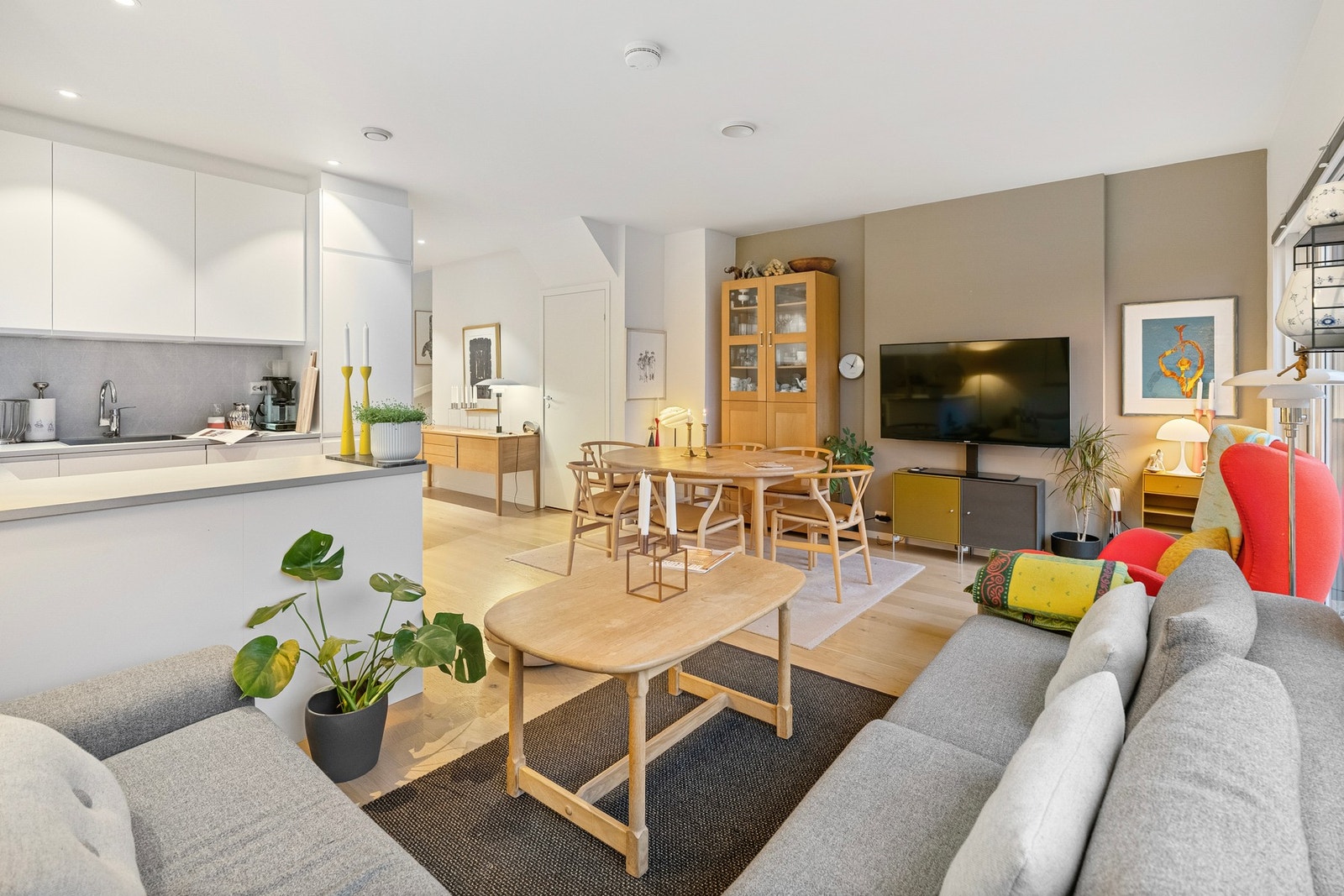 Boligen fremstår som moderne, lys og svært innbydende, med gjennomgående stilrene materialvalg og en planløsning som passer godt for barnefamilier. Galleribilde