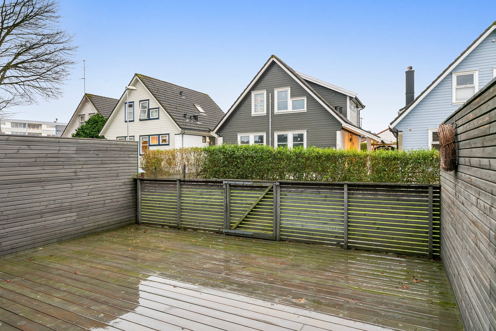 Terrassen på 30 kvm byr på flere møbleringsmuligheter. Her kan man ha en sofagruppe og spisegruppe. Galleribilde