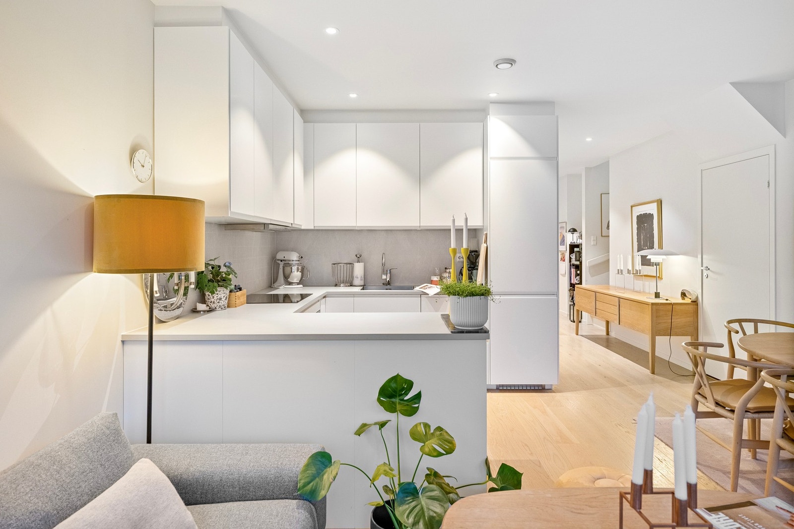 Kjøkkenet har moderne innredning med glatte fronter og god benkeplass, og er utstyrt med hvitevarer som dekker de fleste behov. Galleribilde