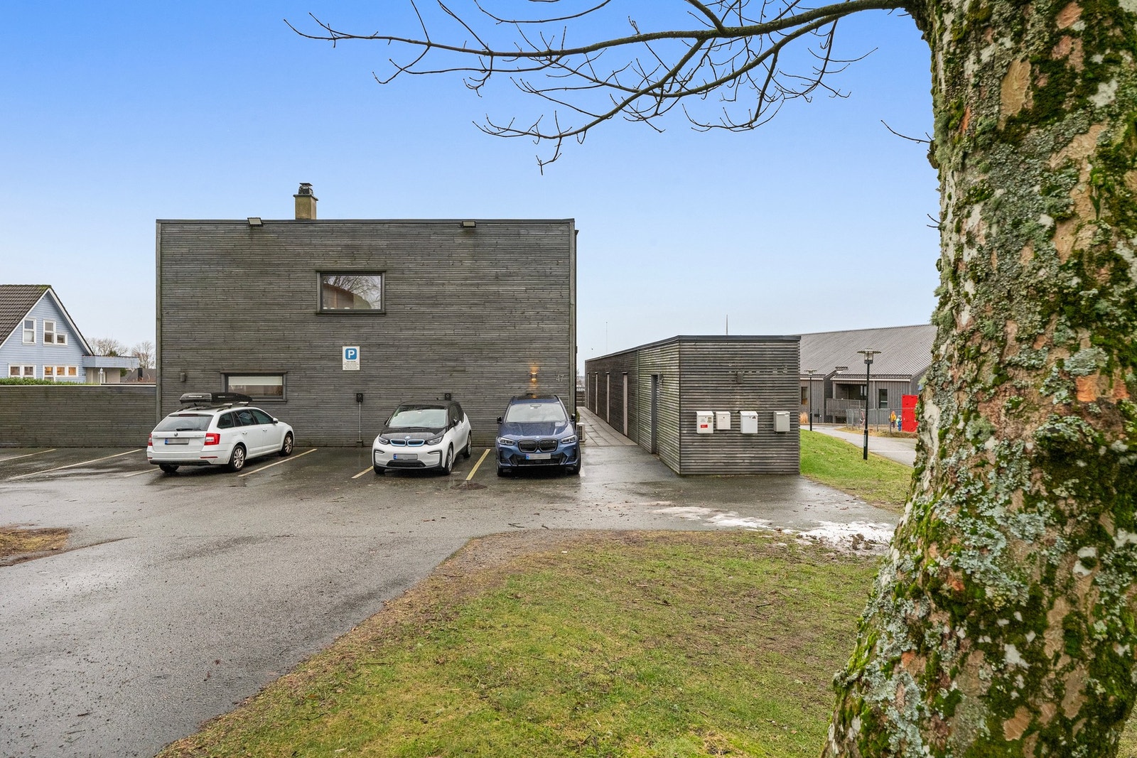 Parkering foran bygning. Galleribilde