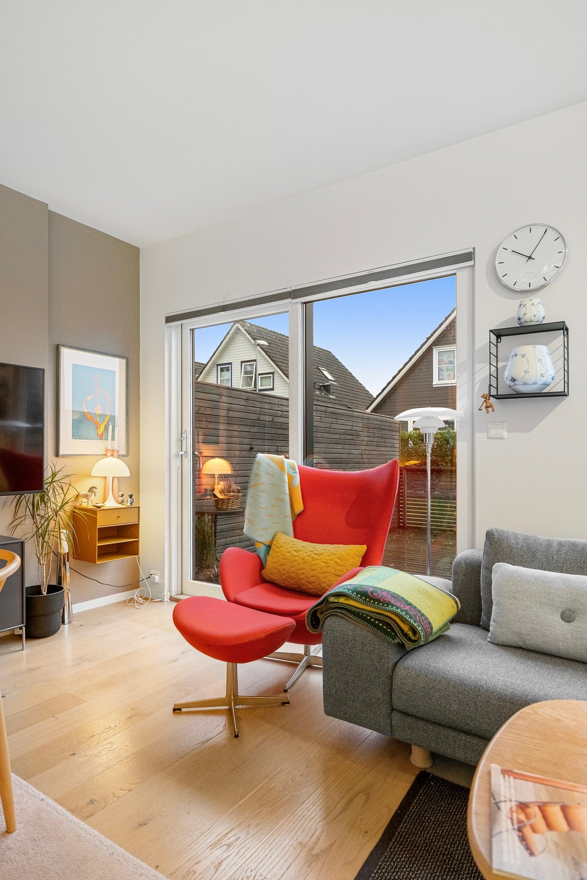 Boligen har overflater med parkett på gulv, malte plater på vegger og i himlinger. Galleribilde