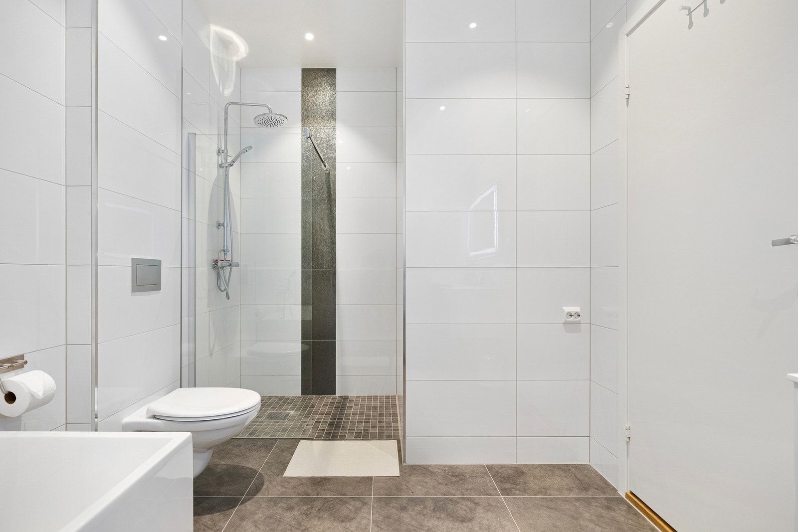 Badet i 2. etasje er helfliset med gulvvarme. Galleribilde