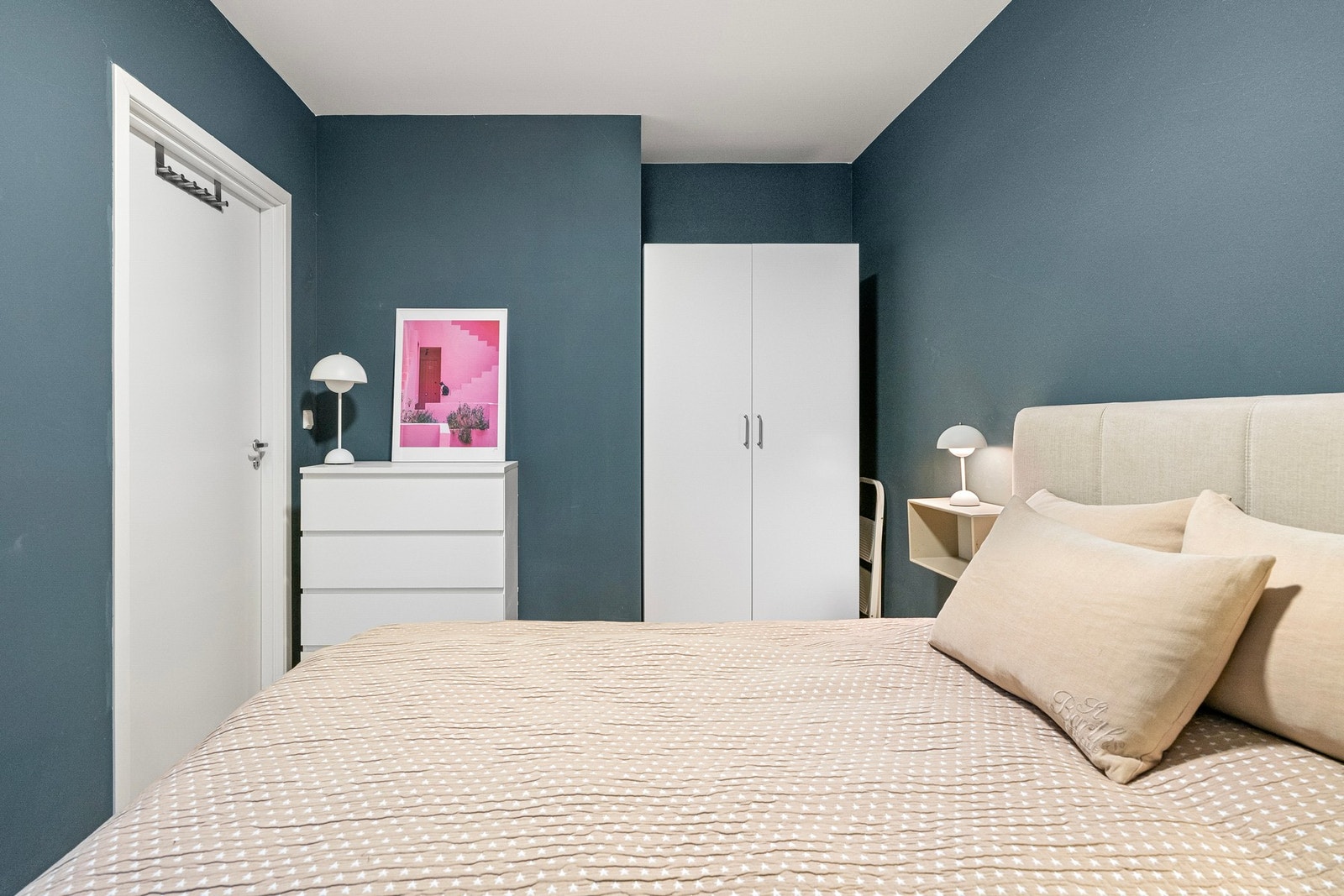 Det første soverommet er romslig med plass til dobbeltseng og garderobe. Galleribilde