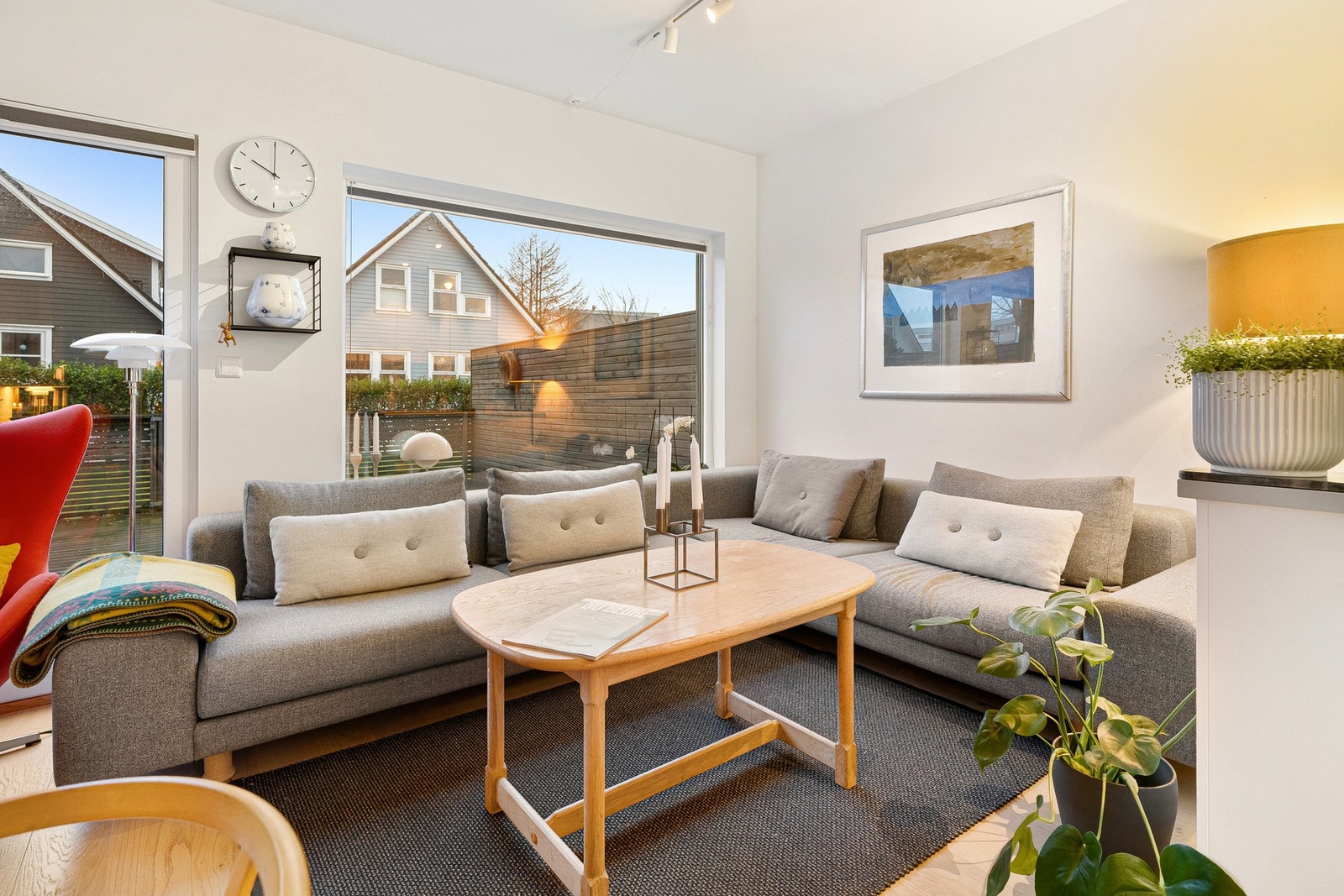 Det er en gjennomgående bruk av moderne materialvalg som gir et stilrent uttrykk. Galleribilde