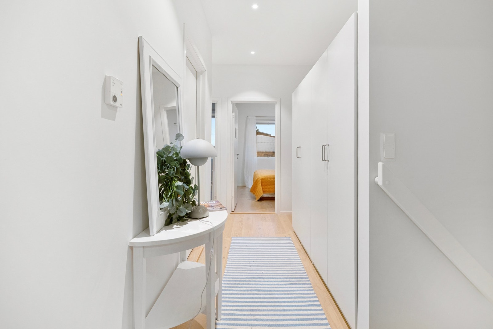 Lyst og innbydende gangområde med god plass til oppbevaring og tilkomst til soverom. Galleribilde