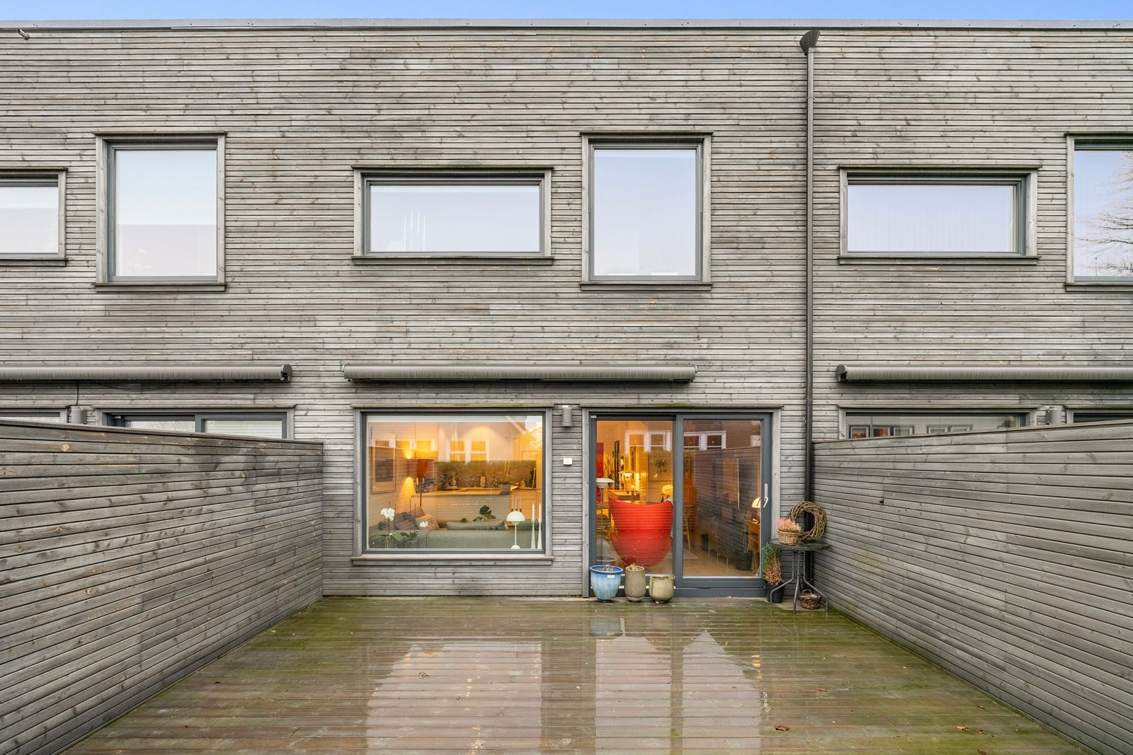 Uteområdet gir gode muligheter for lek, avslapning og hyggelige måltider utendørs. Galleribilde