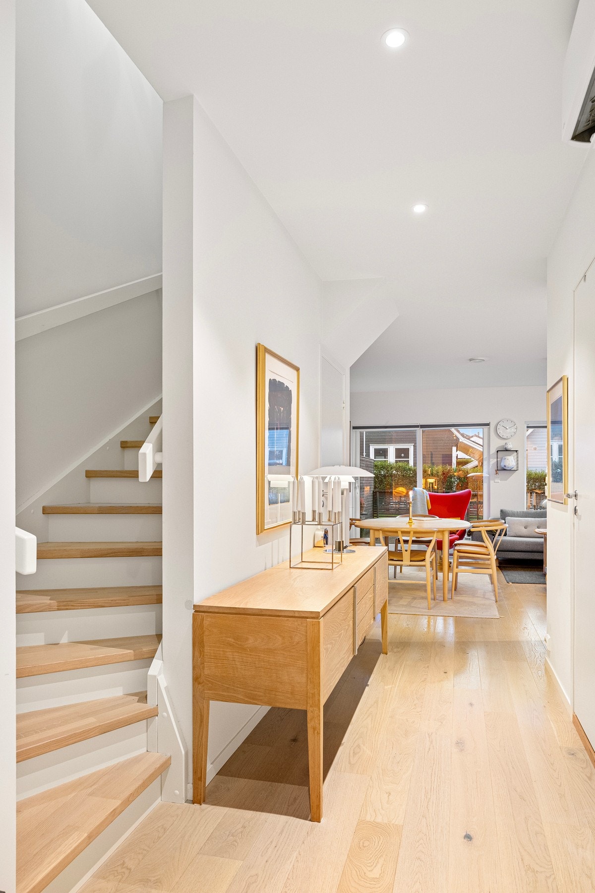 Lys og åpen gang med trapp opp til andre etasje. Galleribilde