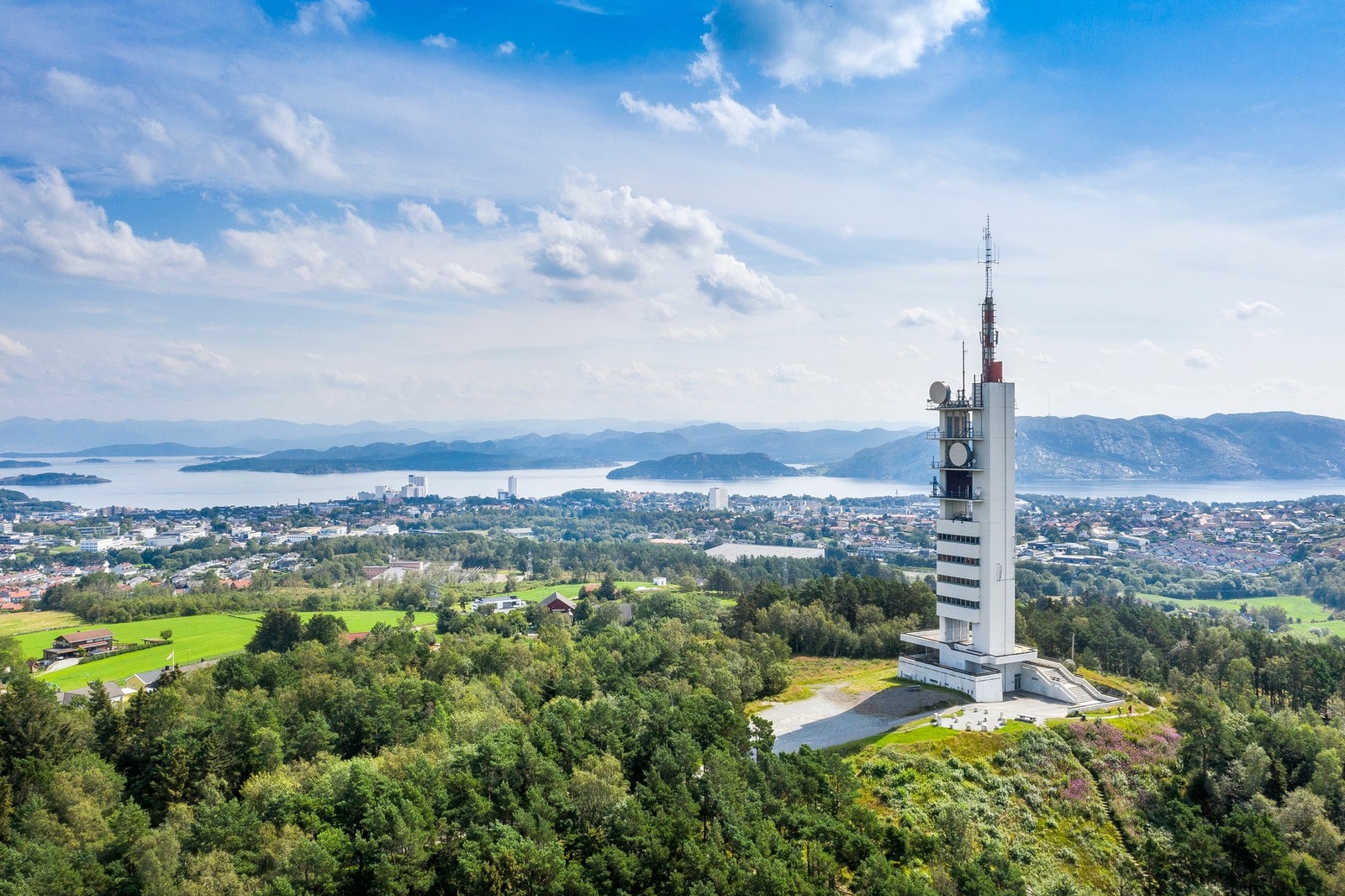 Ved Ullandhaugstårnet får du fin utsikt over by, hav og fjell. Galleribilde