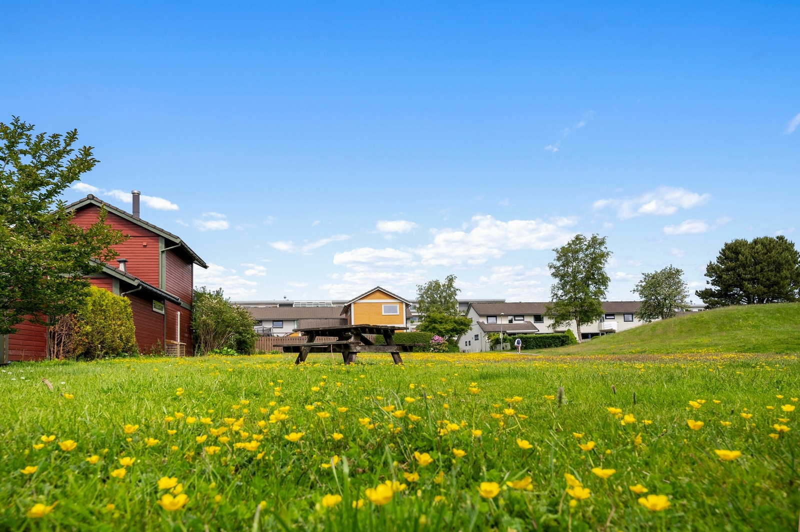 Boligen ligger i et rolig område med grøntareal og god plass til uteaktiviteter. Galleribilde