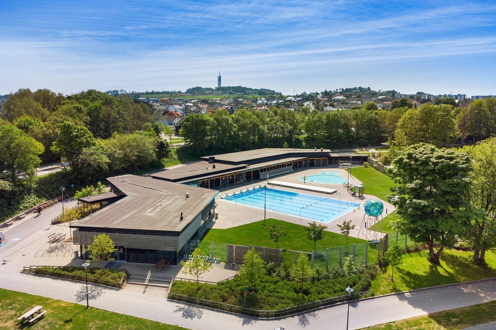 Gamlingen er et utendørs svømme- og badeanlegg i Stavanger som tilbyr oppvarmede basseng, badstuer, trimrom og kafé for mennesker i alle aldre hele året. Galleribilde