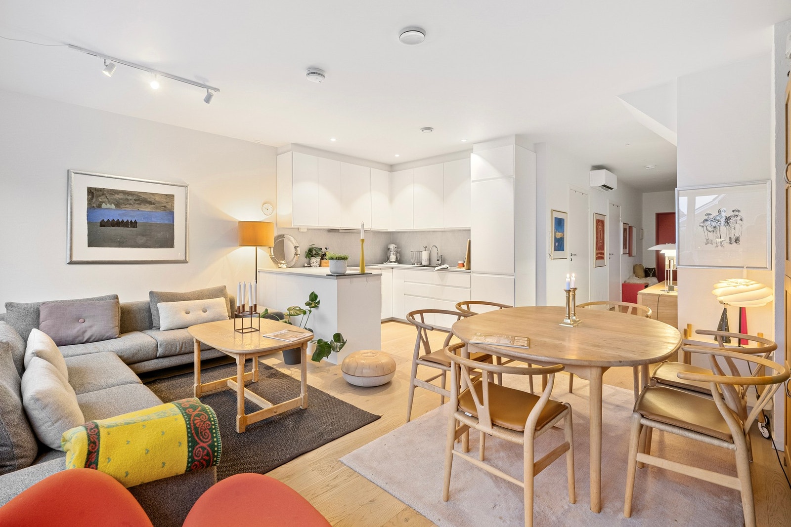 Kjøkken og stue ligger i åpen og sosial løsning i første etasje - et naturlig samlingspunkt for både hverdag og helg. Galleribilde