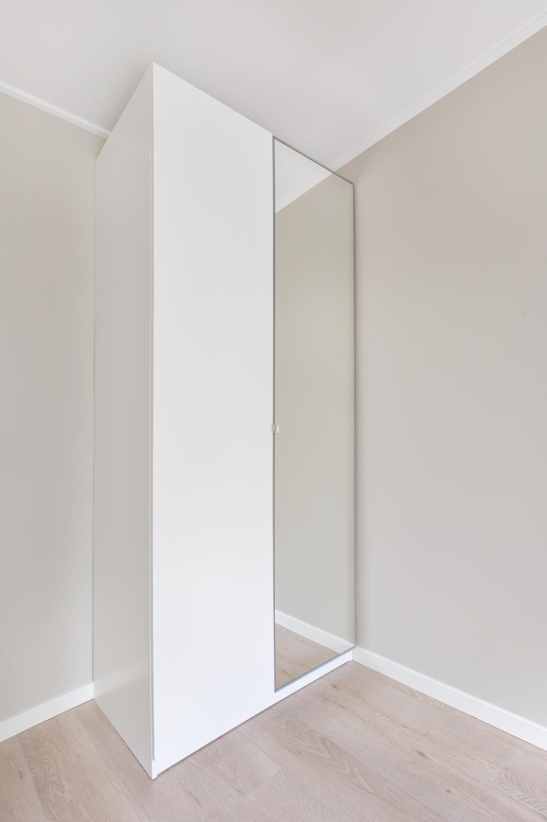 Garderobeskap medfølger Galleribilde