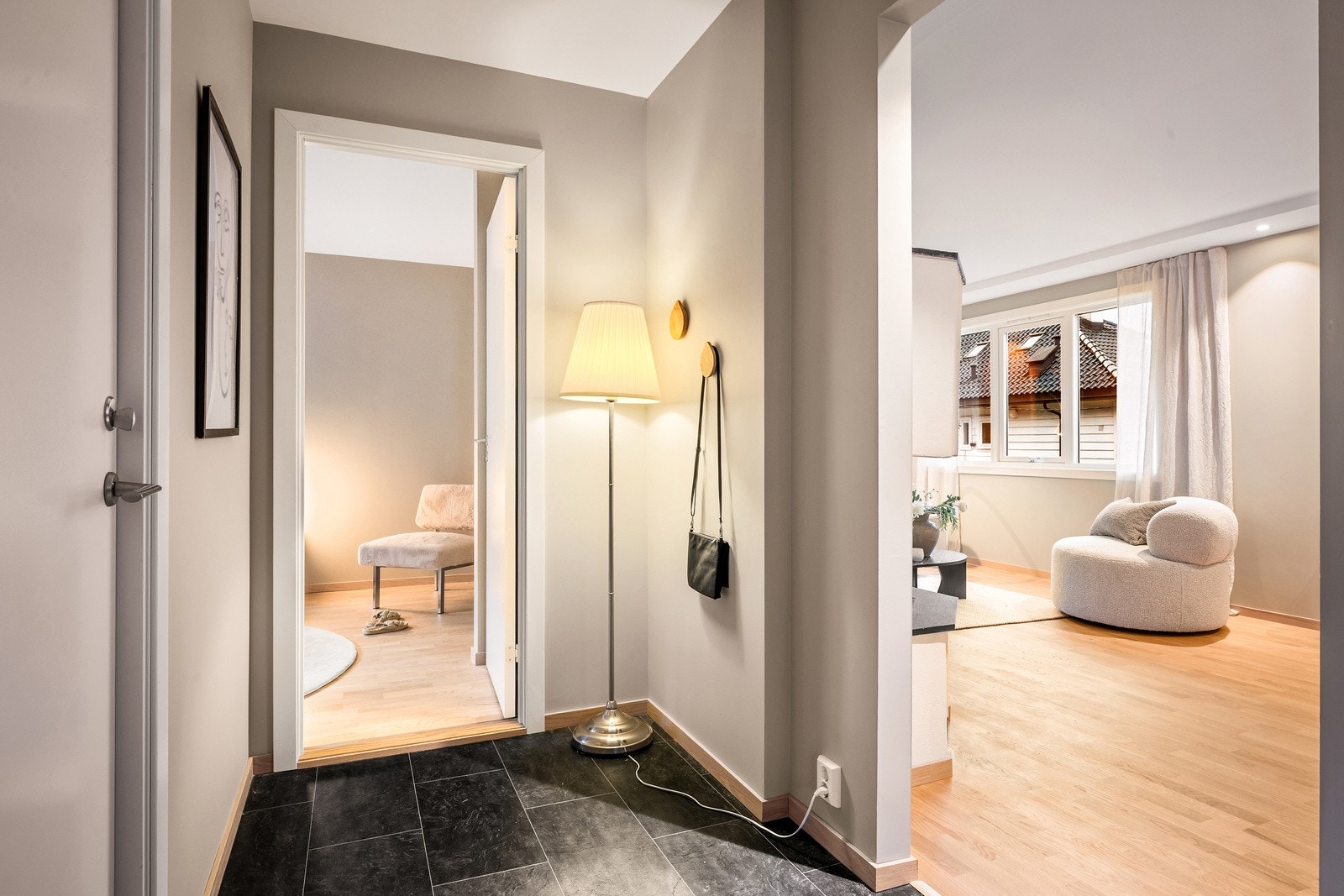 Entré med plass til jakkeoppheng og skohyller Galleribilde