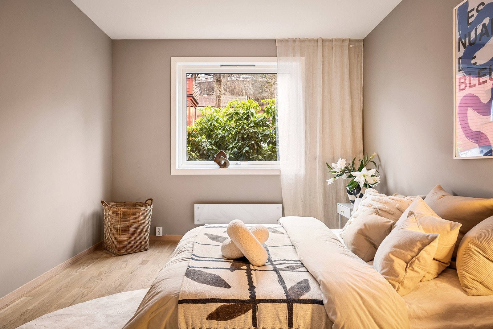 God plass til stor seng og garderobeløsning Galleribilde